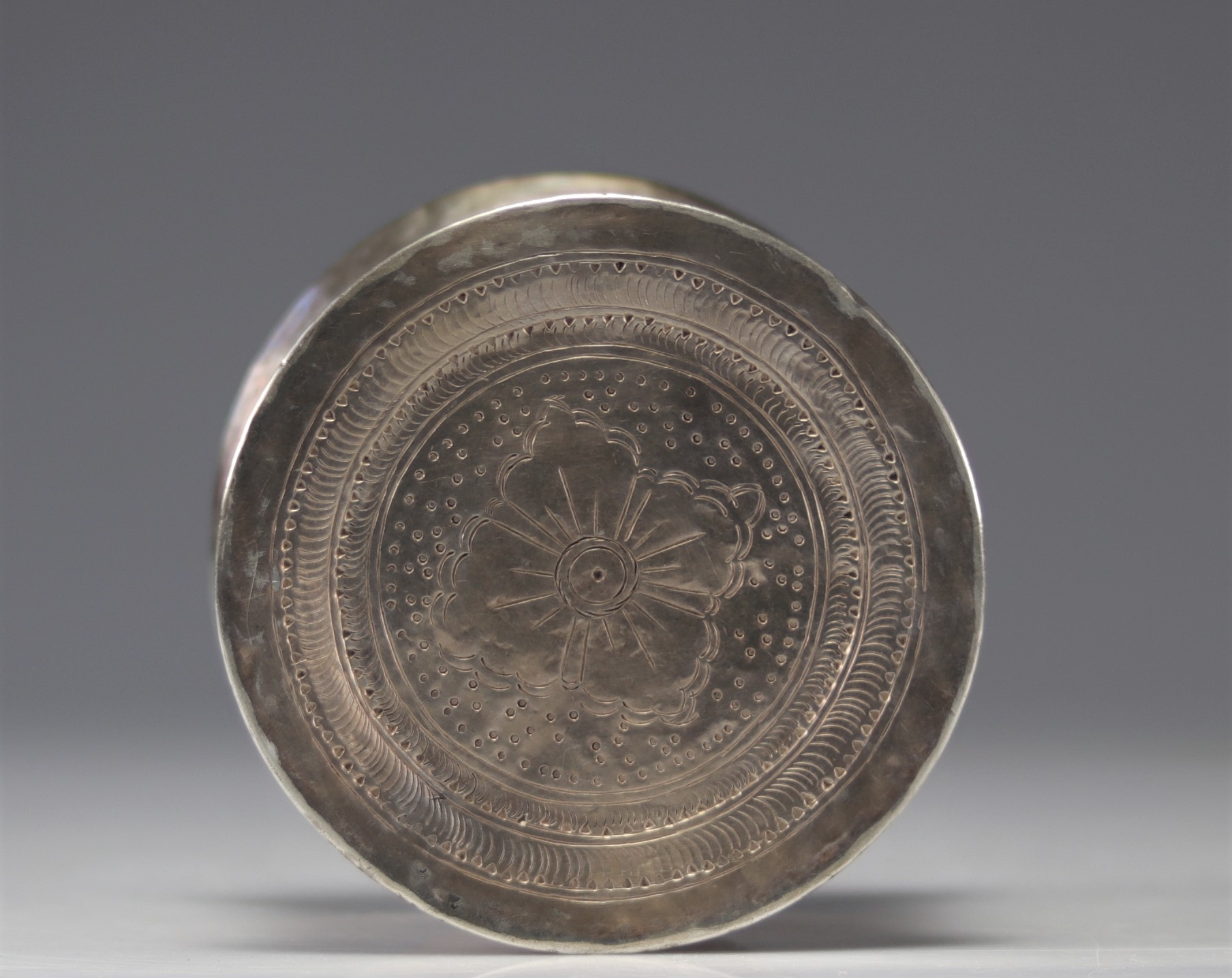 Embossed silver betel box, Burma, 19th C. - Image 5 of 5