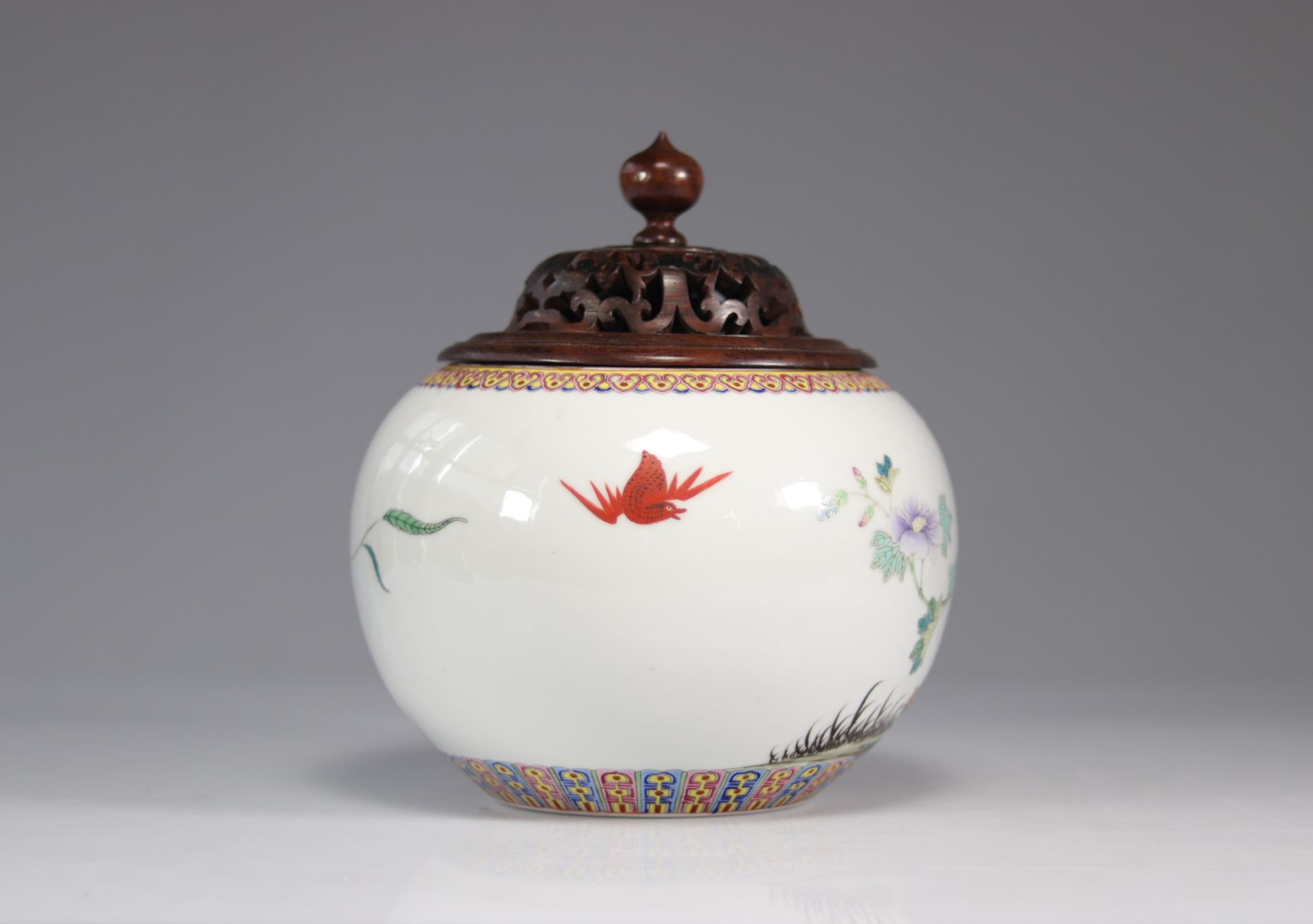 Chinese republic porcelain vase Qianlong apocryphal brand - Image 4 of 6