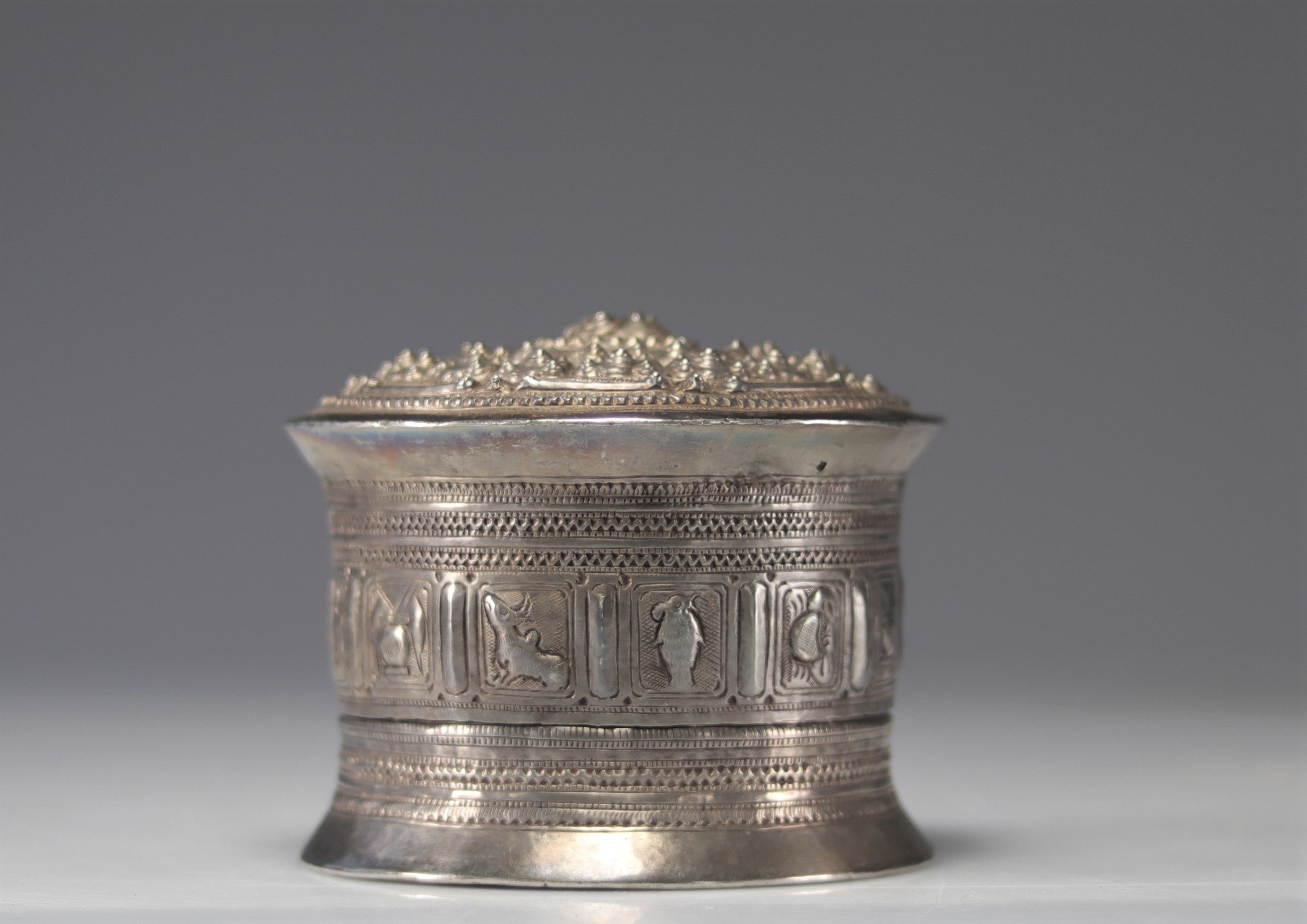 Embossed silver betel box, Burma, 19th C. - Image 2 of 5