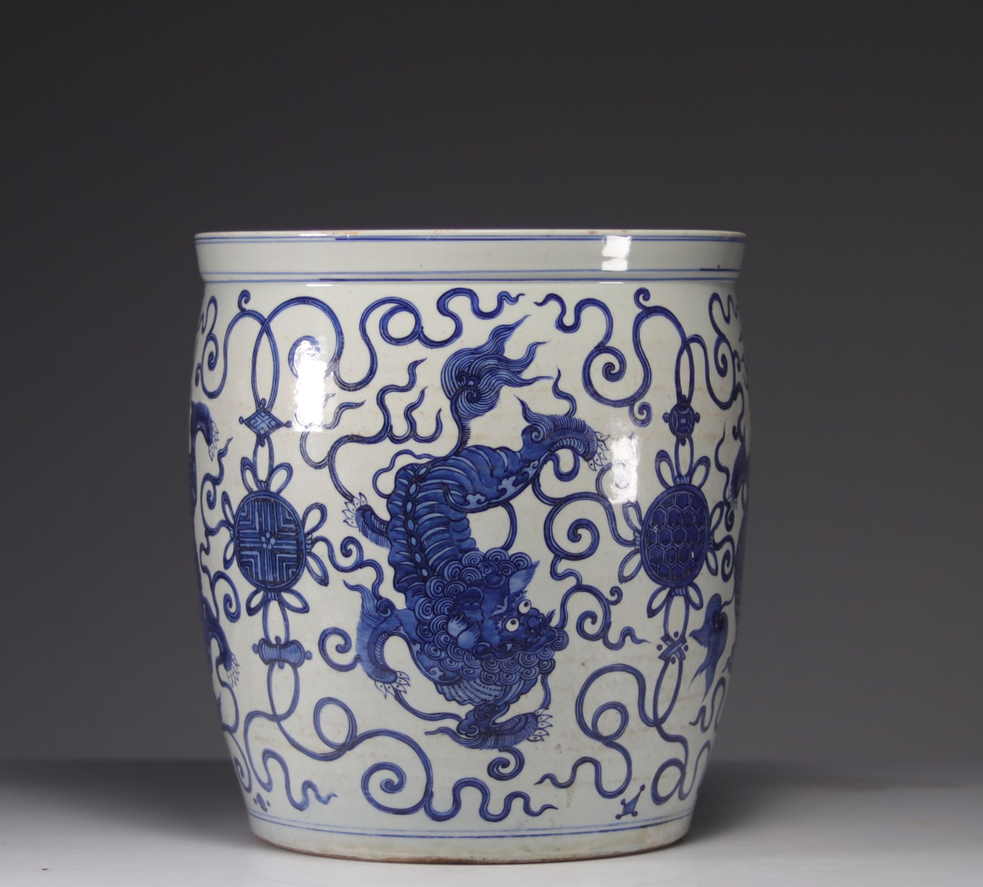 Imposing blue white vase decorated with dragons - Image 7 of 11