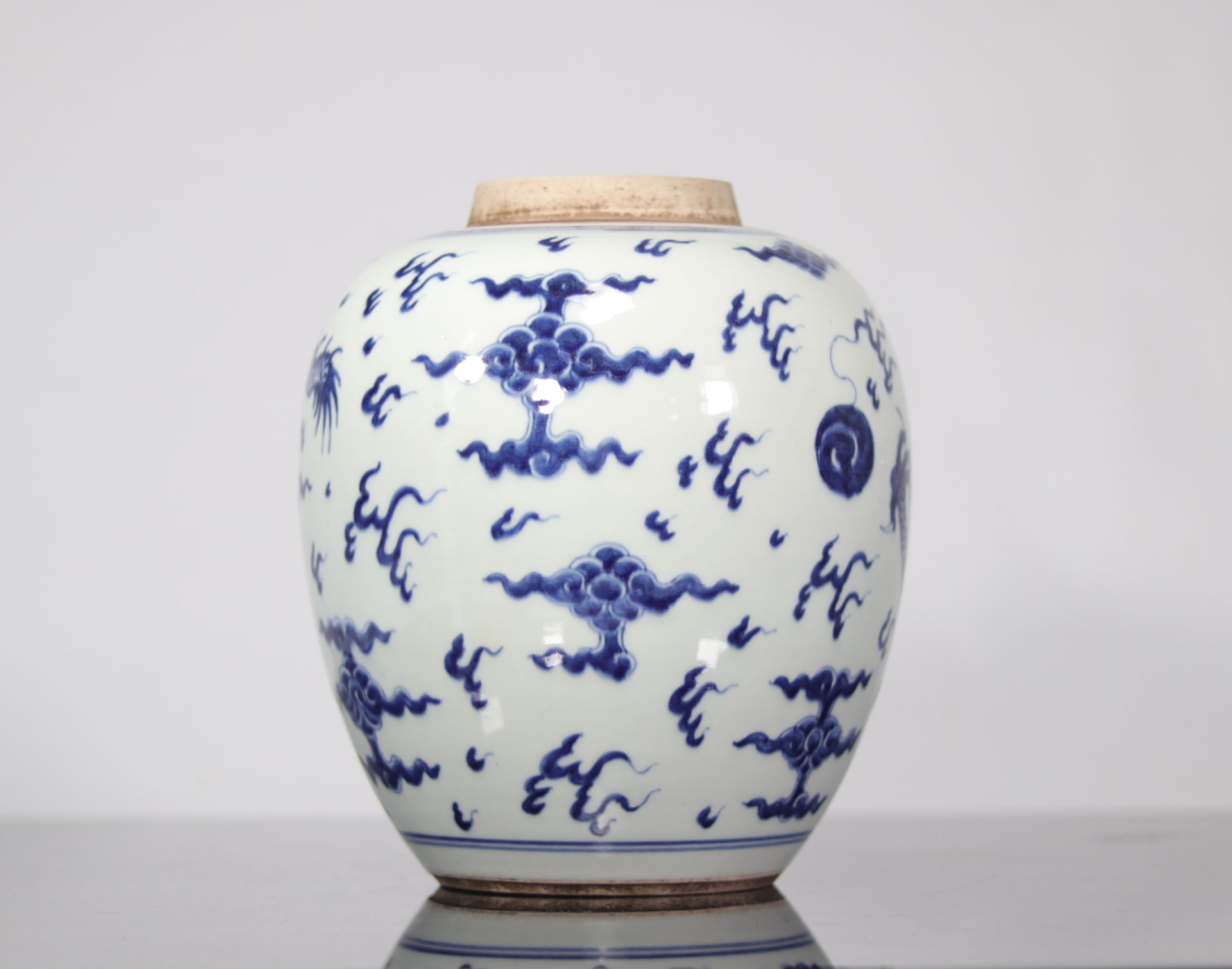 Blue white porcelain vase decorated with dragons mark in the circle - Bild 5 aus 7
