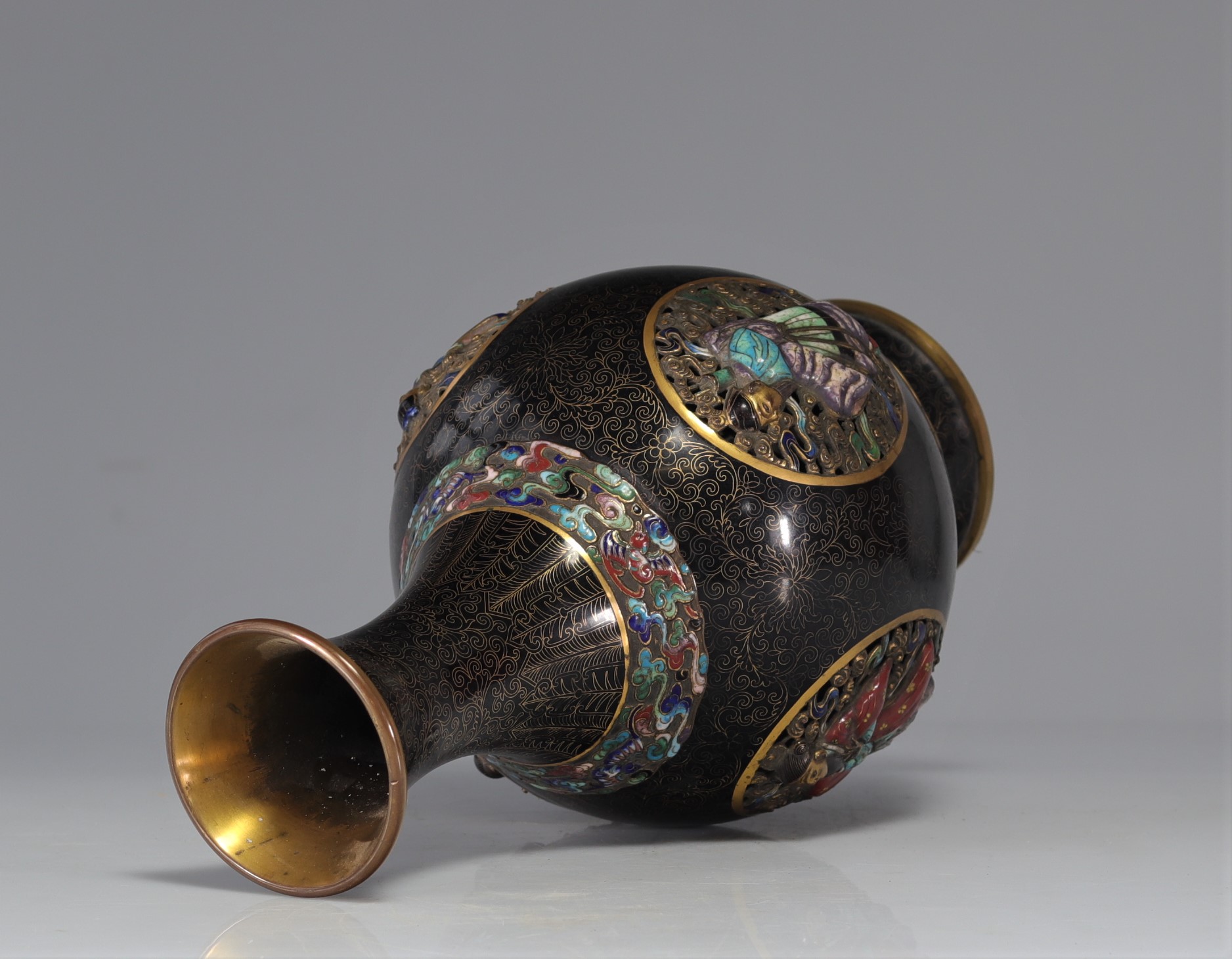 Cloisonne bronze vase decorated with Qing period figures - Image 3 of 9
