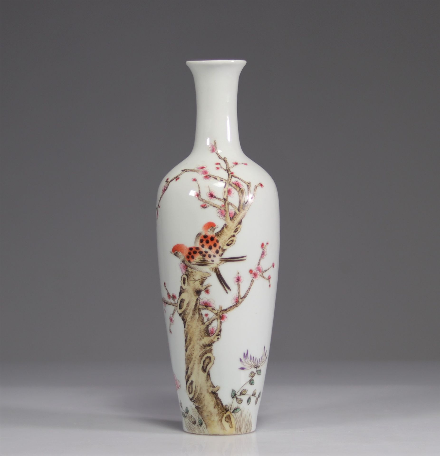 Cheng Yiting (1895-1948) porcelain vase decorated with birds