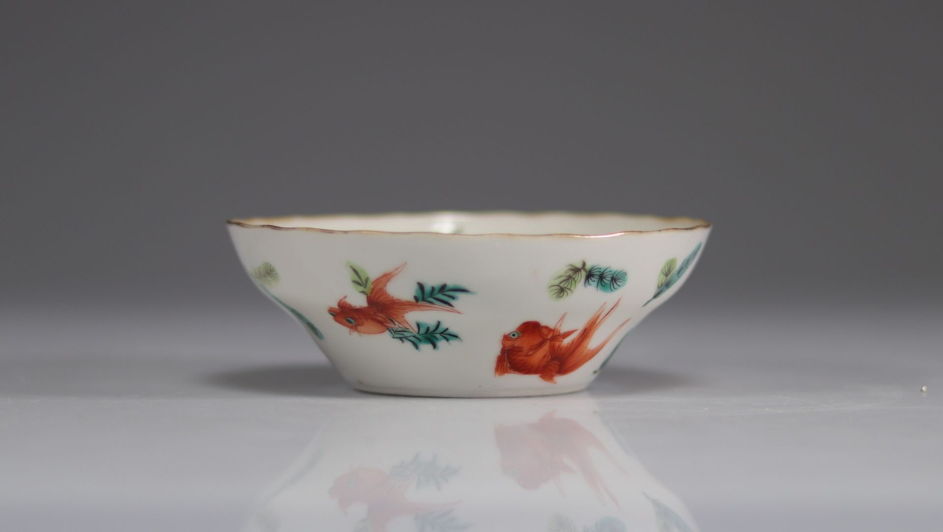 Chinese porcelain bowl decorated with goldfish - Image 2 of 5