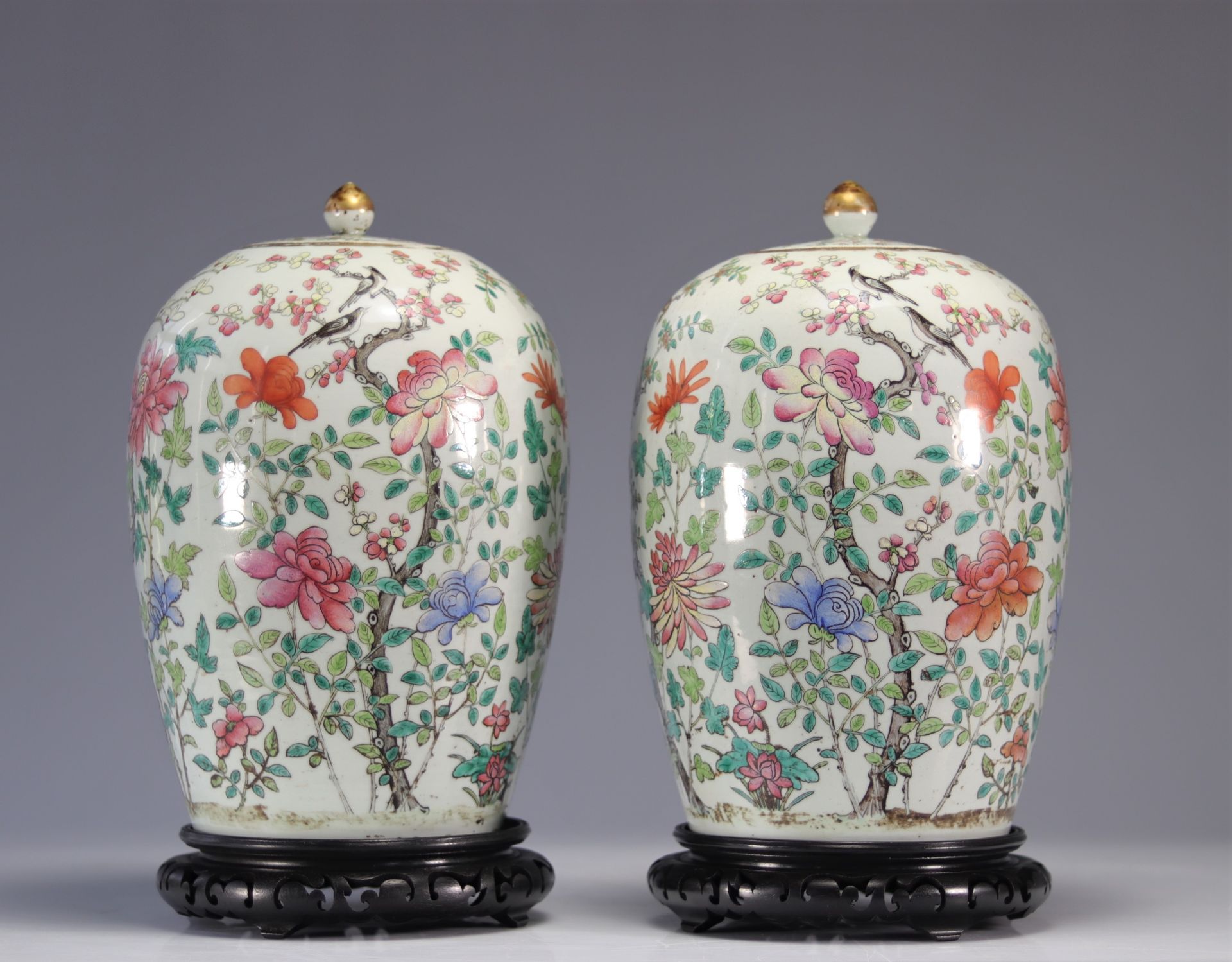 Pair of covered vases in famille rose porcelain with floral and bird decoration - Image 4 of 5
