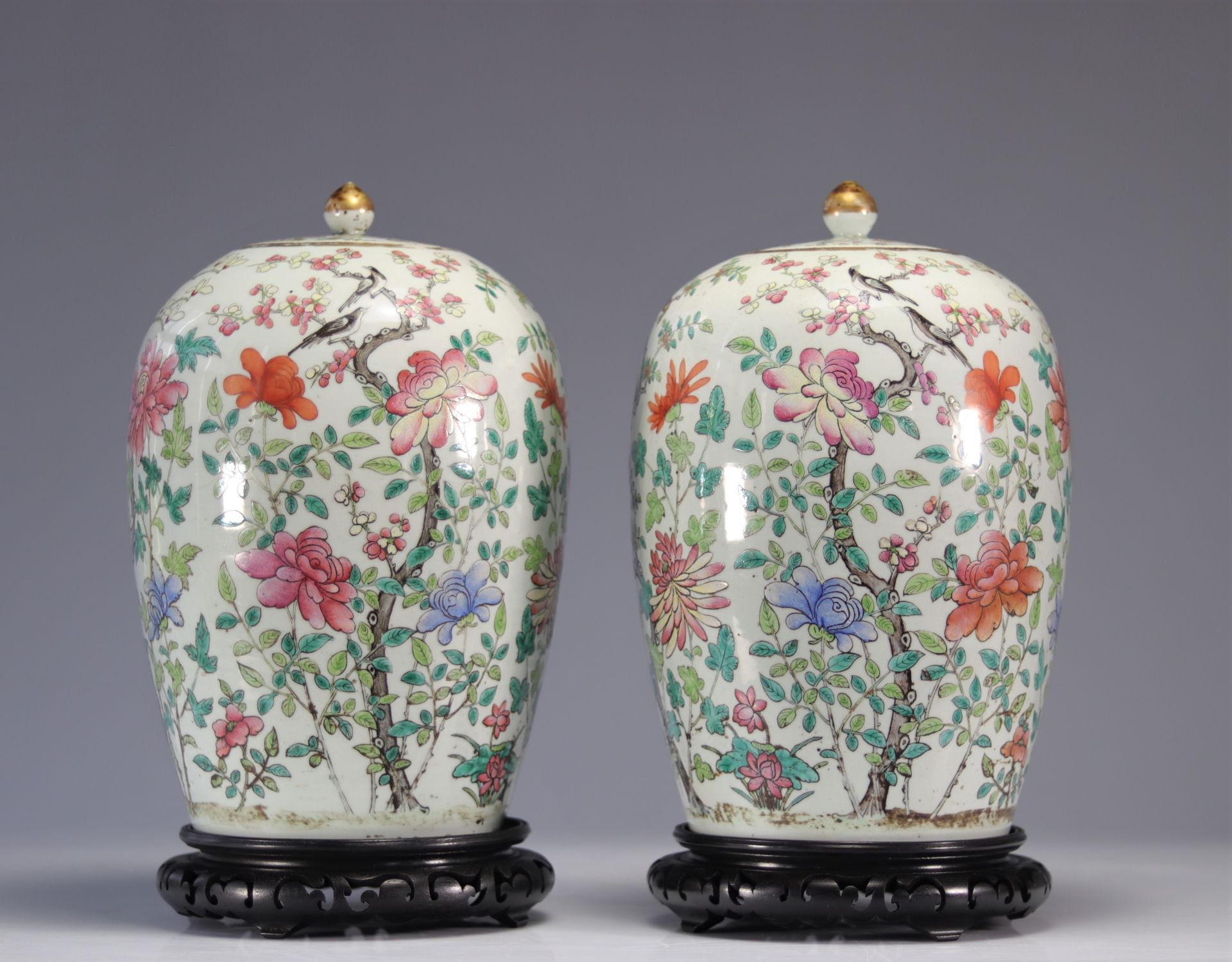 Pair of covered vases in famille rose porcelain with floral and bird decoration - Bild 4 aus 5