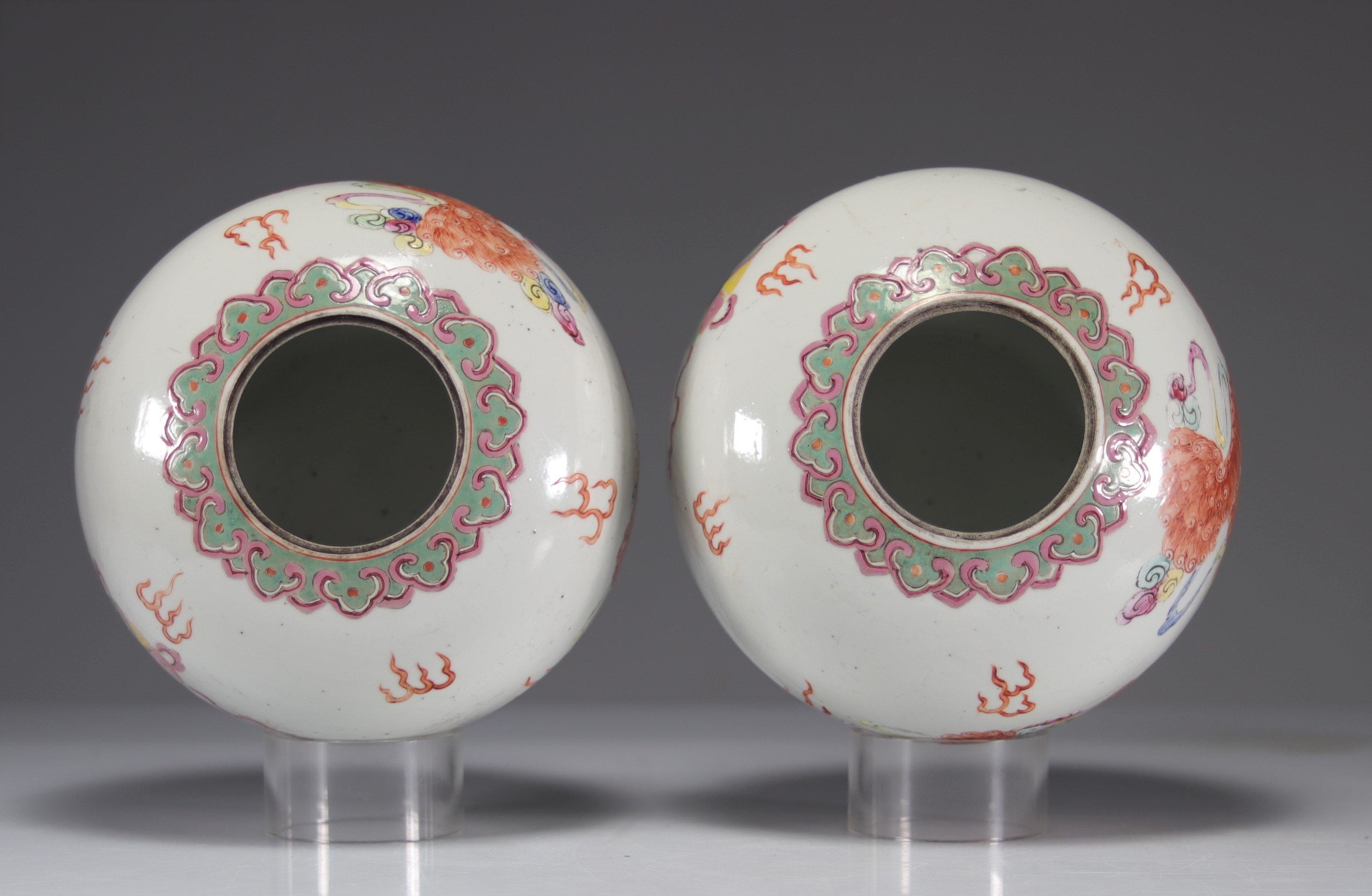 Pair of ball vases decorated with iron red lions - Image 4 of 5