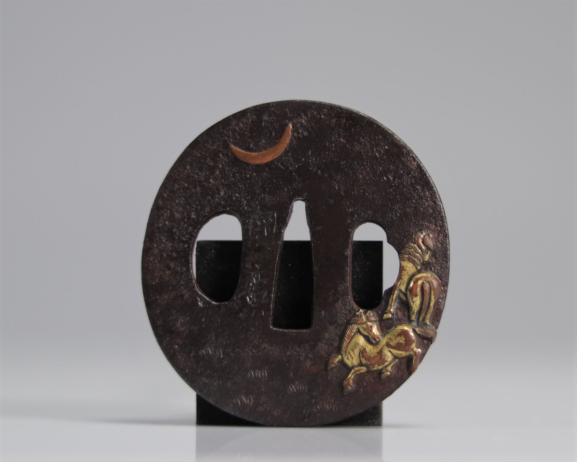 Japan Edo period (1603 - 1868). Steel tsuba in nagamarugata shape and embossed inlay of gilded and u