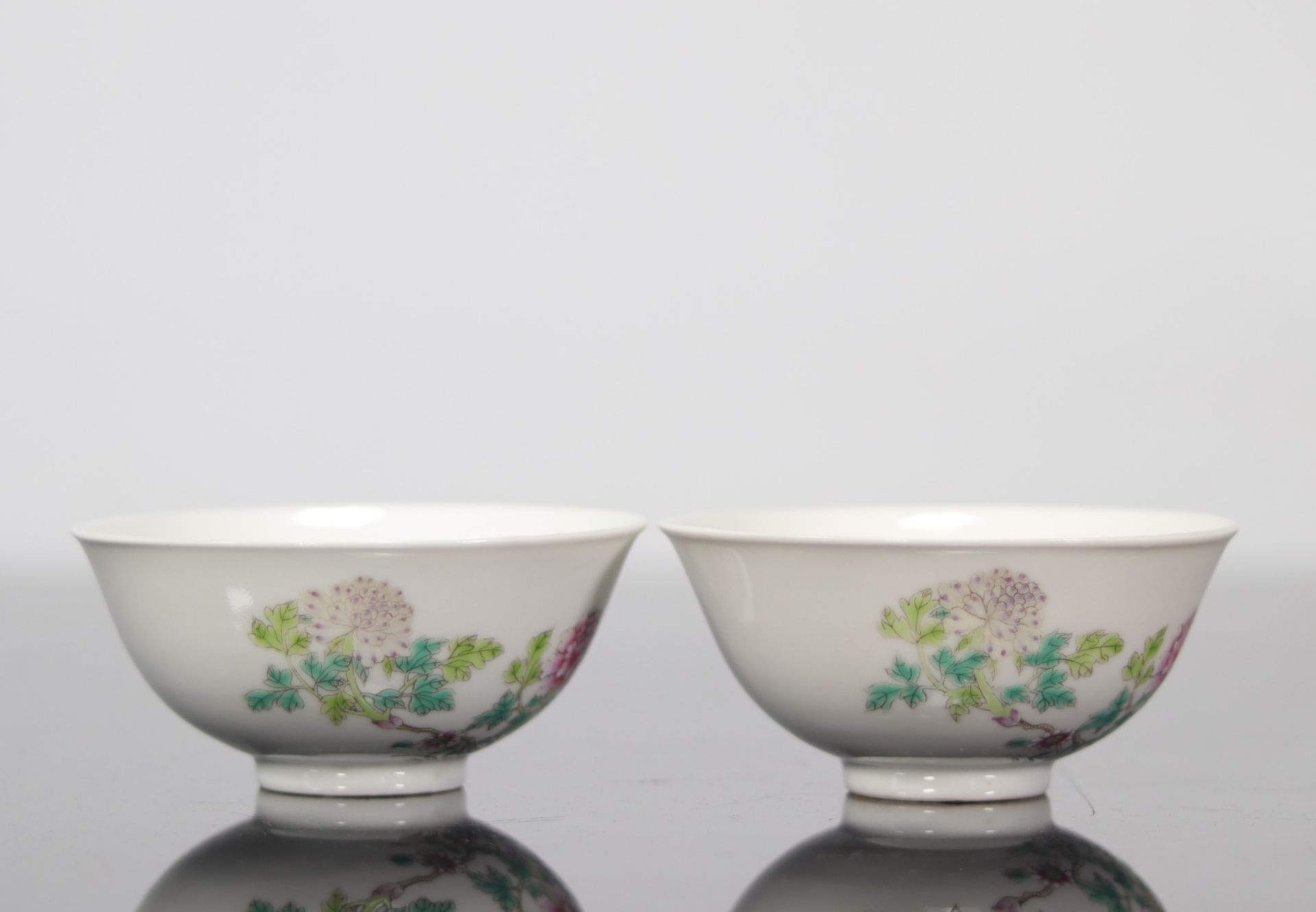 Pair of famille rose bowls decorated with flowers - Image 2 of 8