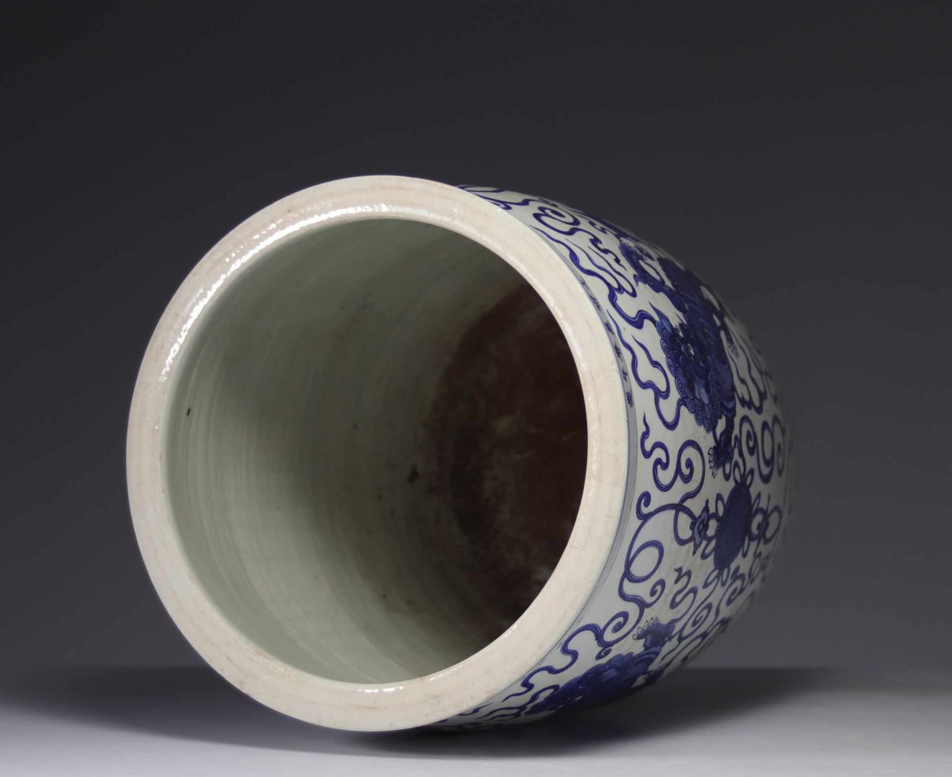 Imposing blue white vase decorated with dragons - Image 11 of 11