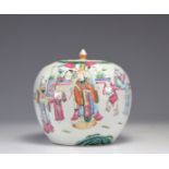 Covered vase in famille rose porcelain decorated with characters