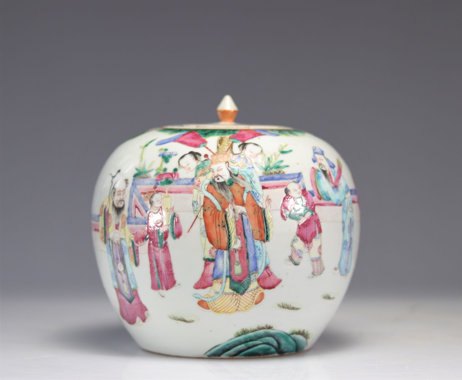 Covered vase in famille rose porcelain decorated with characters