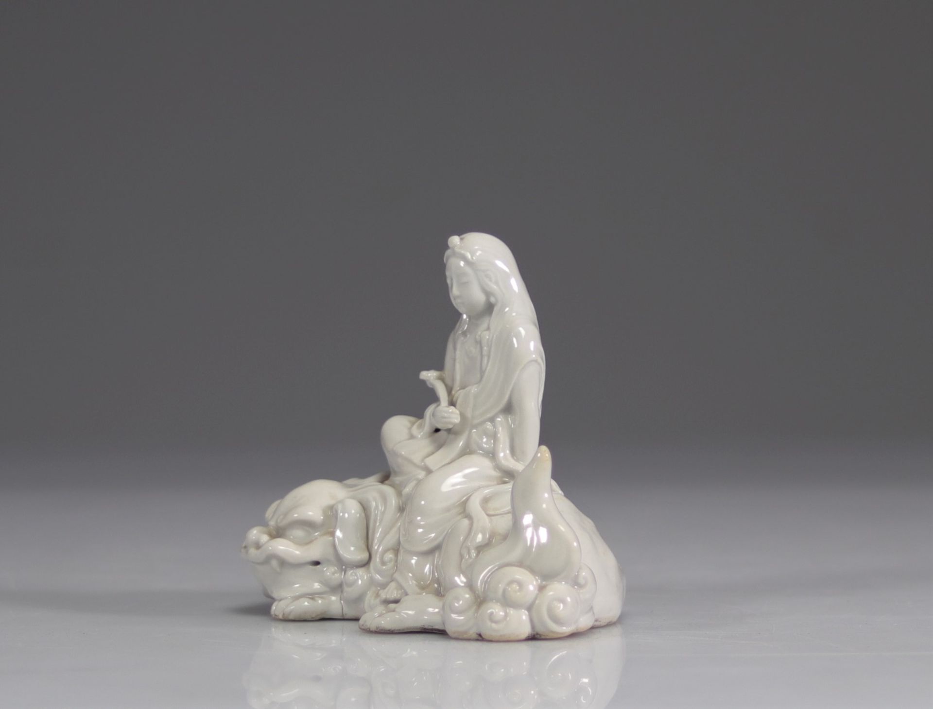 Guanyin on dragon in Blanc de Chine porcelain, China, Qing dynasty - Image 4 of 5