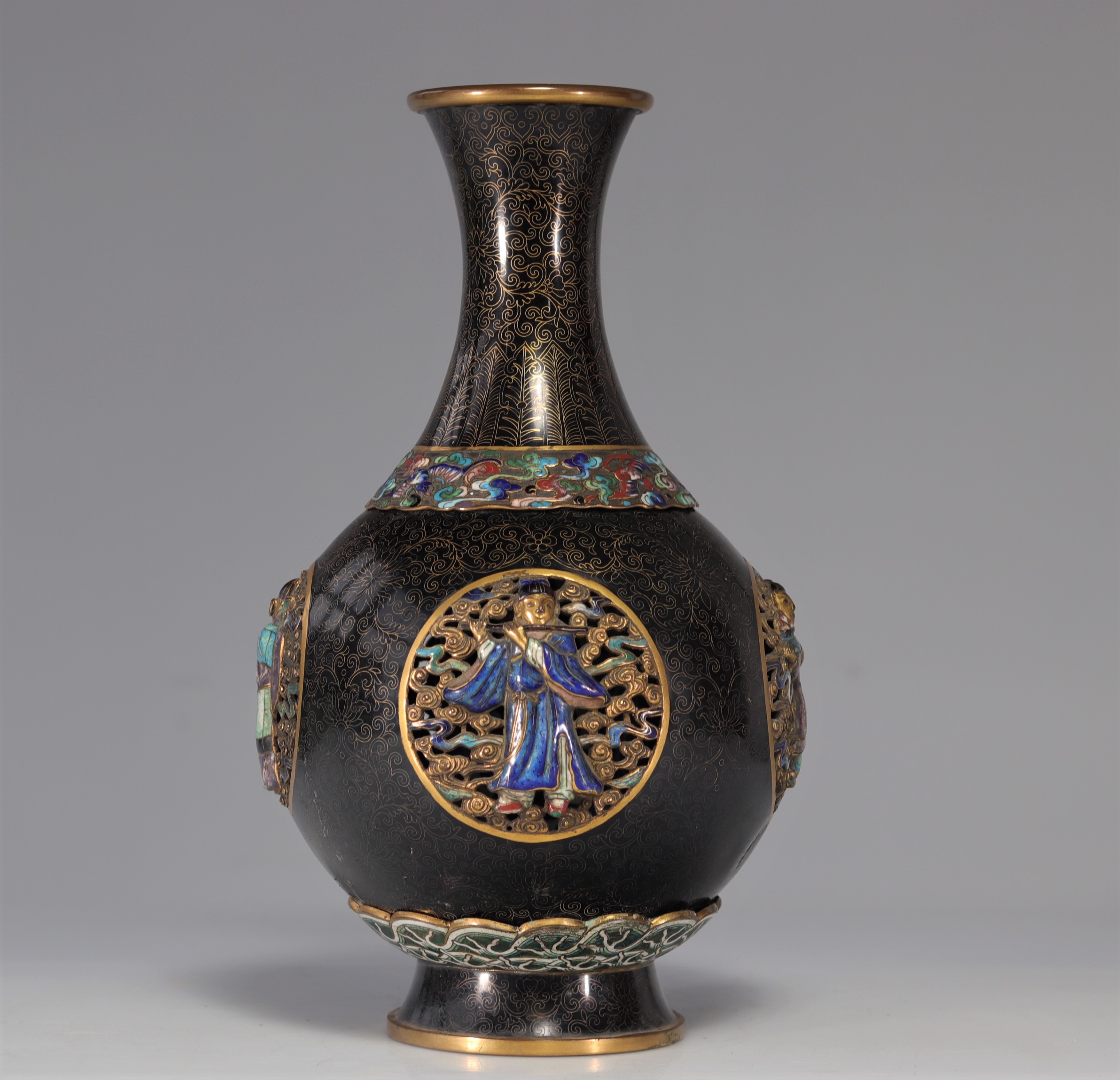 Cloisonne bronze vase decorated with Qing period figures - Image 5 of 9