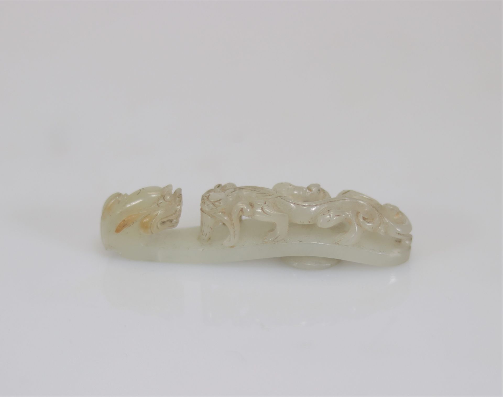 White jade fibula carved with a Qing period dragon and chilon - Image 5 of 5