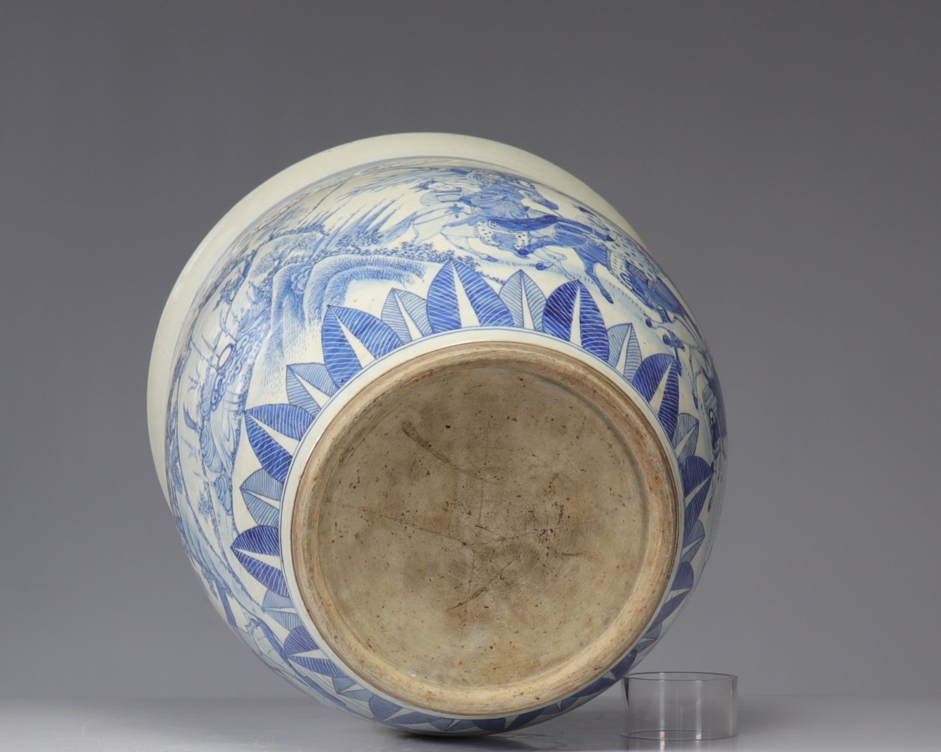 Imposing blue-white porcelain vase decorated with Qing period warriors - Image 6 of 6