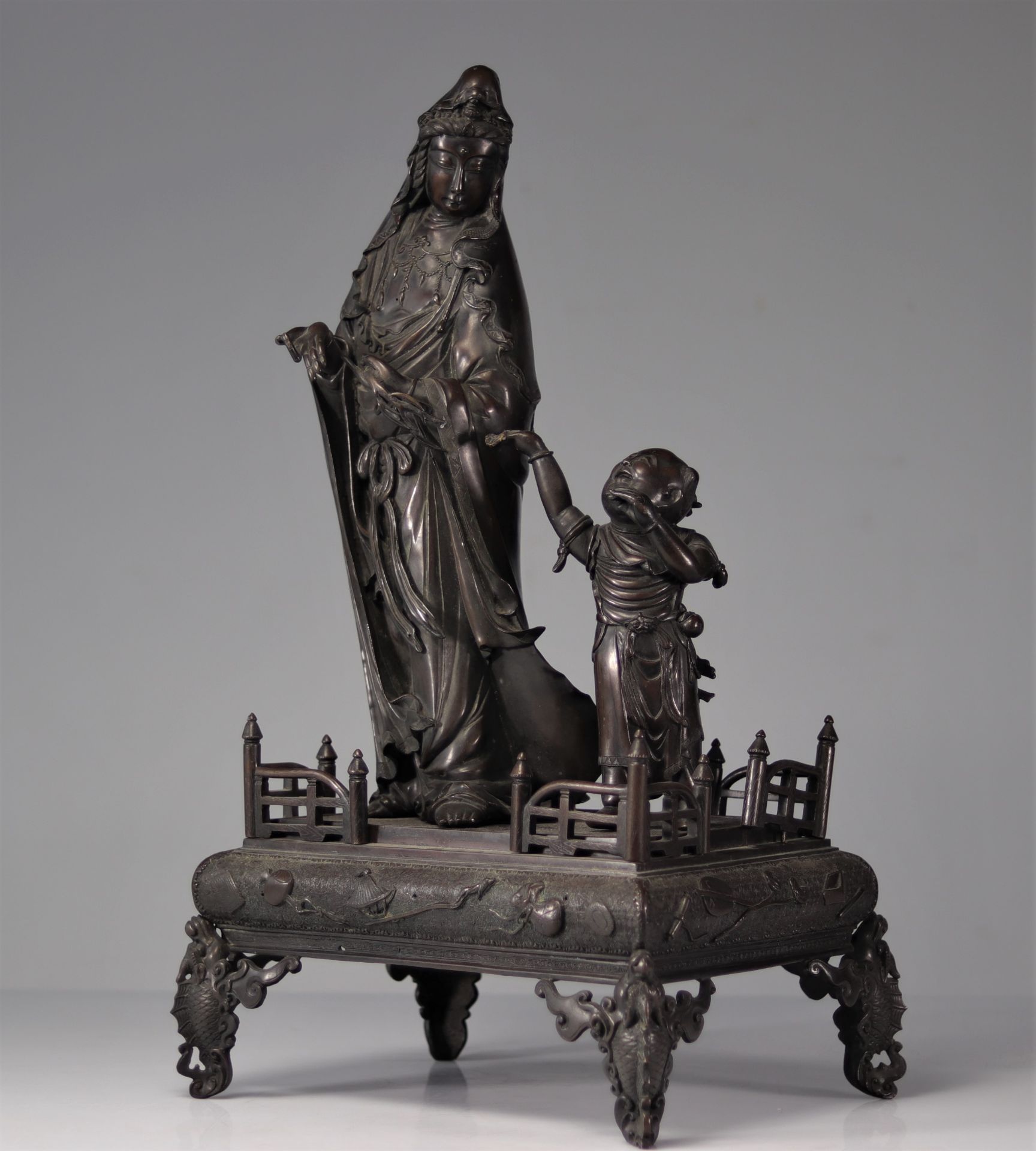 Imposing bronze Guanyin and child Asia 19th century - Image 5 of 6
