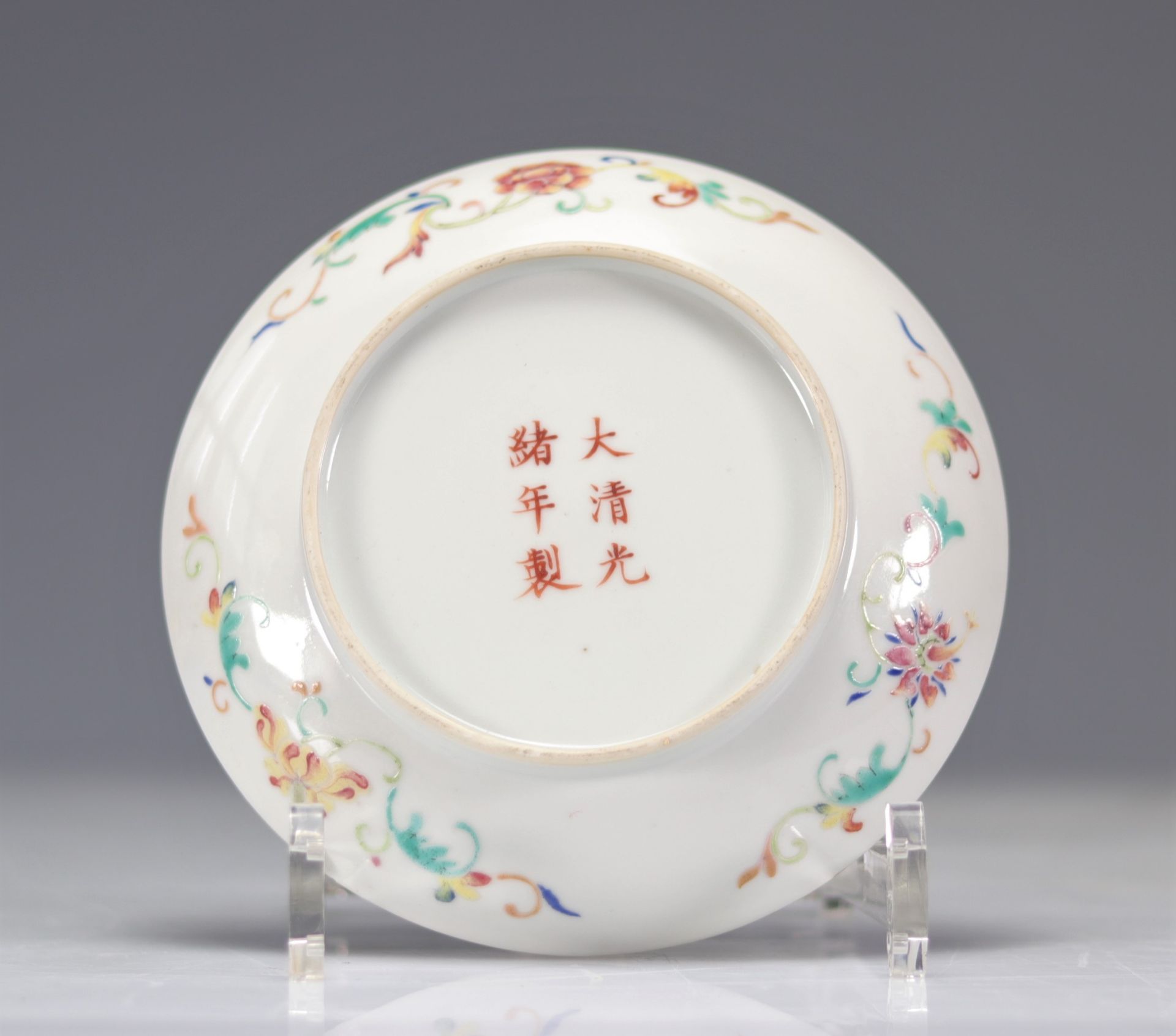 Small Chinese porcelain plate decorated with peaches - Image 2 of 2