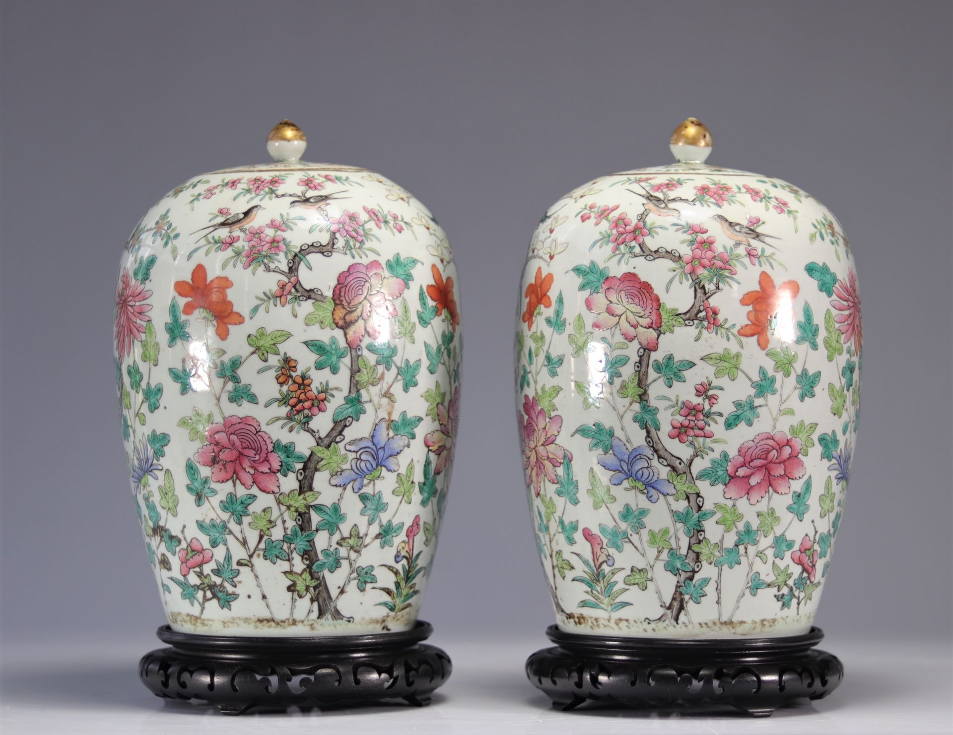 Pair of covered vases in famille rose porcelain with floral and bird decoration - Image 3 of 5