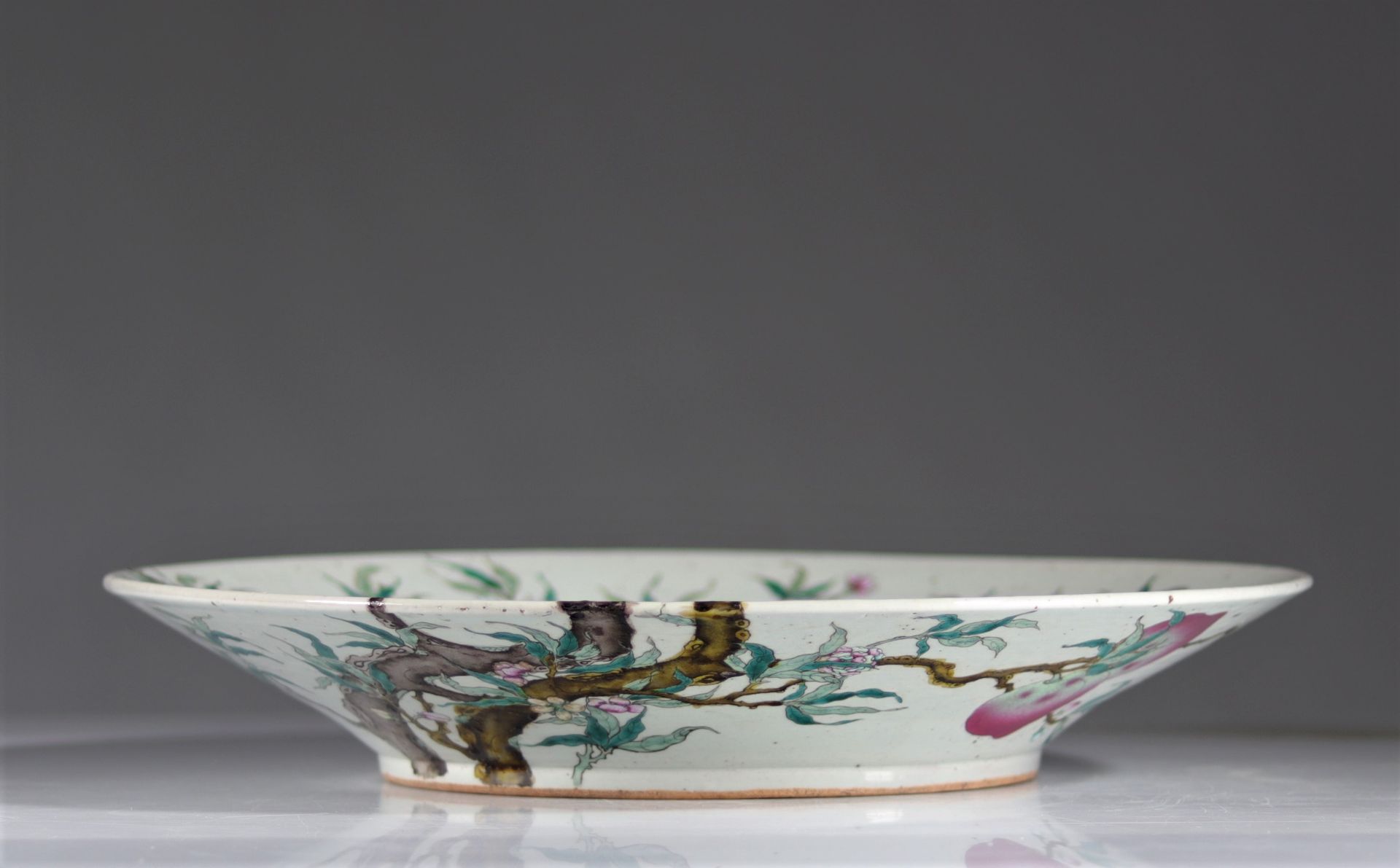 Rare large dish decorated with 9 peaches and bats, Qing period - Image 2 of 5