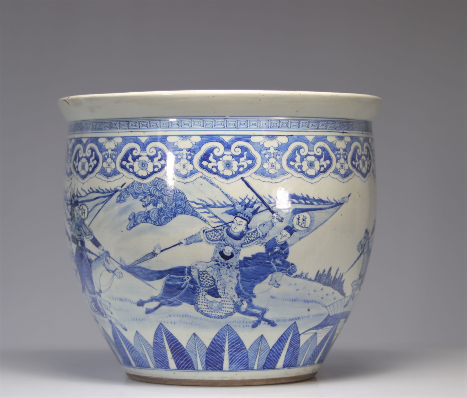 Imposing blue-white porcelain vase decorated with Qing period warriors - Image 2 of 6