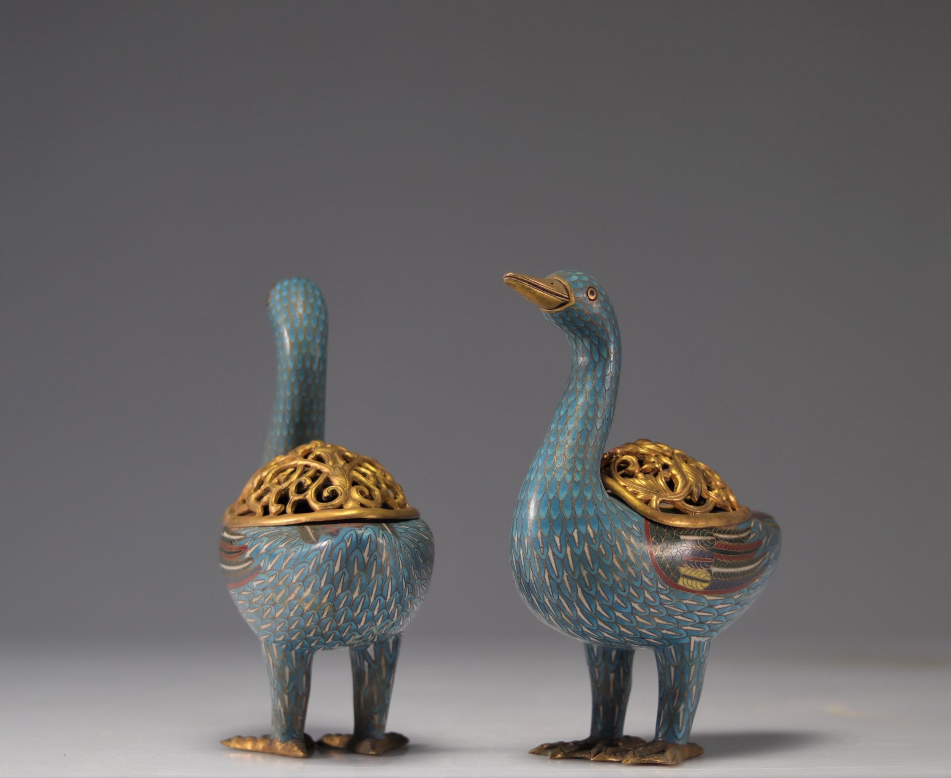 Pair of bronze cloisonne incense burners, Republic period - Bild 2 aus 5