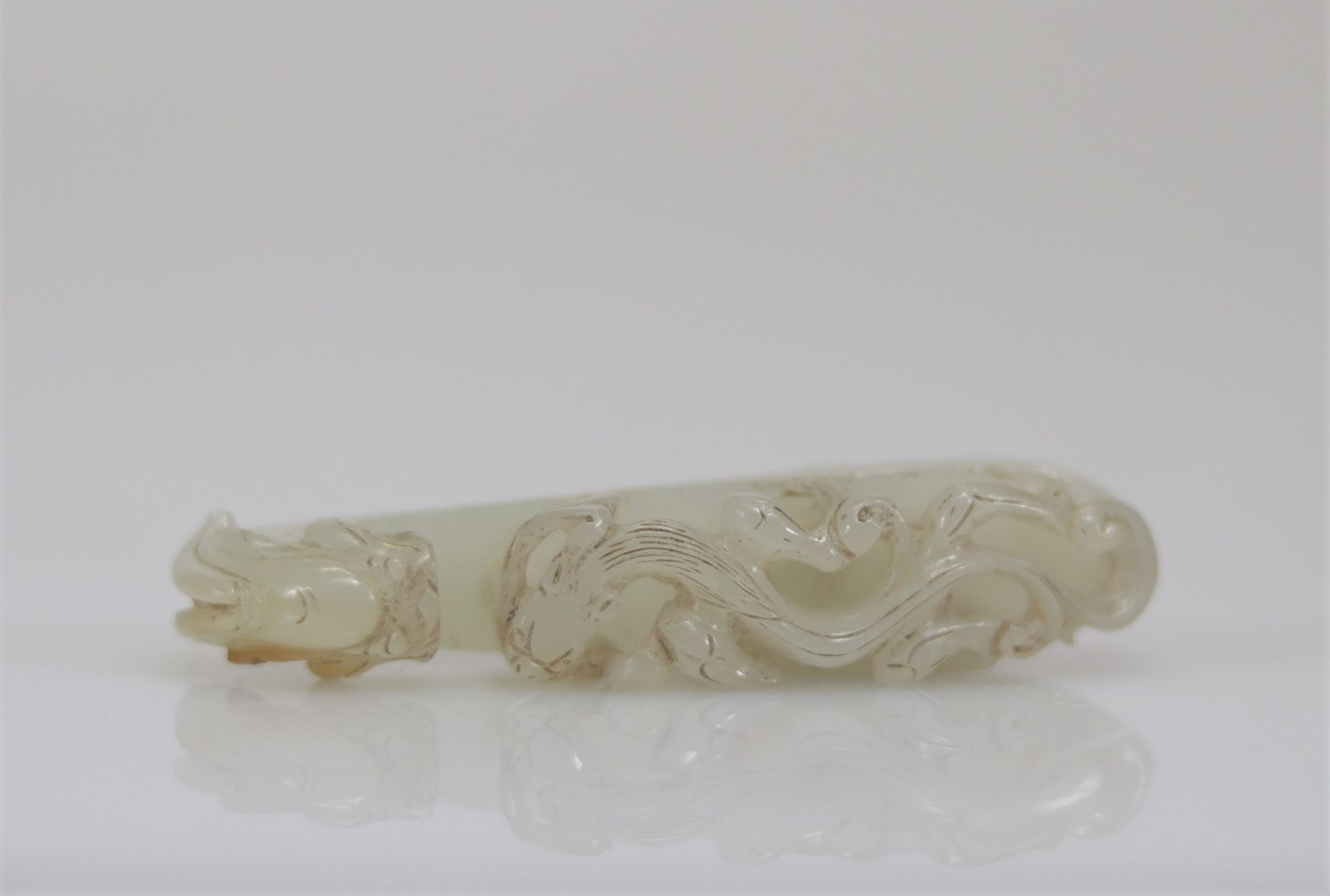 White jade fibula carved with a Qing period dragon and chilon - Image 2 of 5