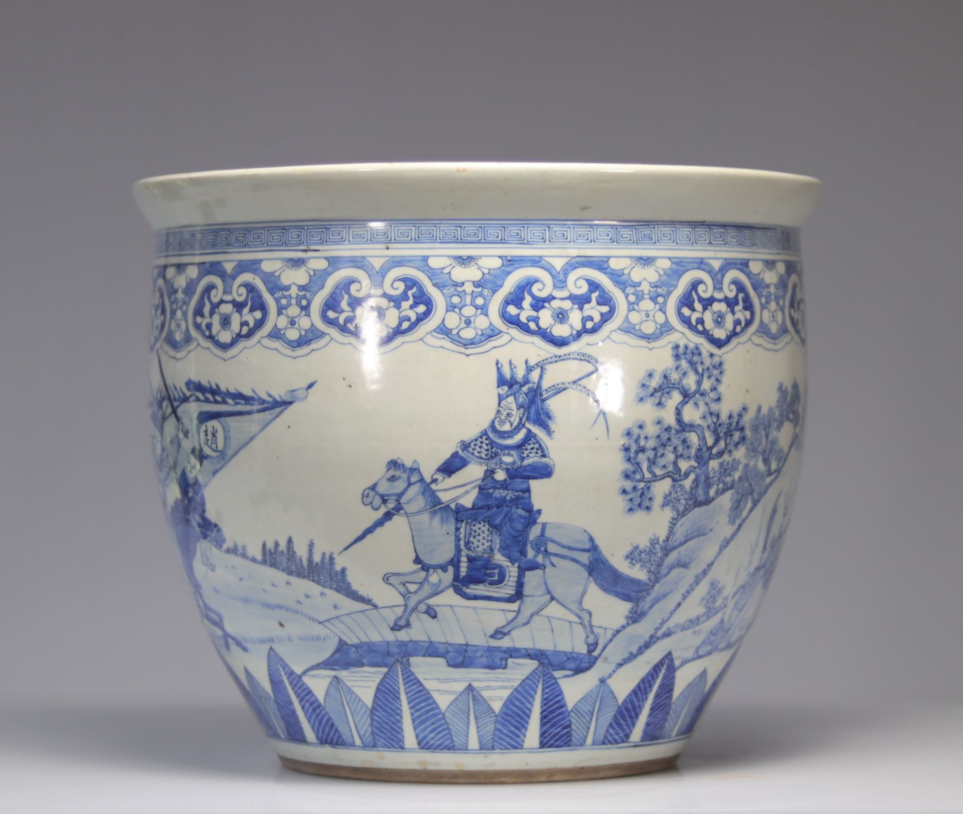 Imposing blue-white porcelain vase decorated with Qing period warriors