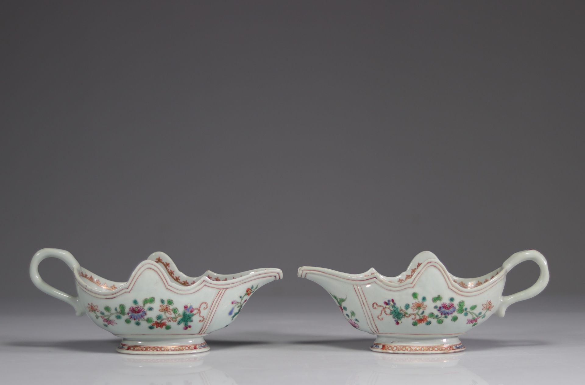 Pair of 18th century famille rose porcelain sauceboats - Bild 2 aus 5