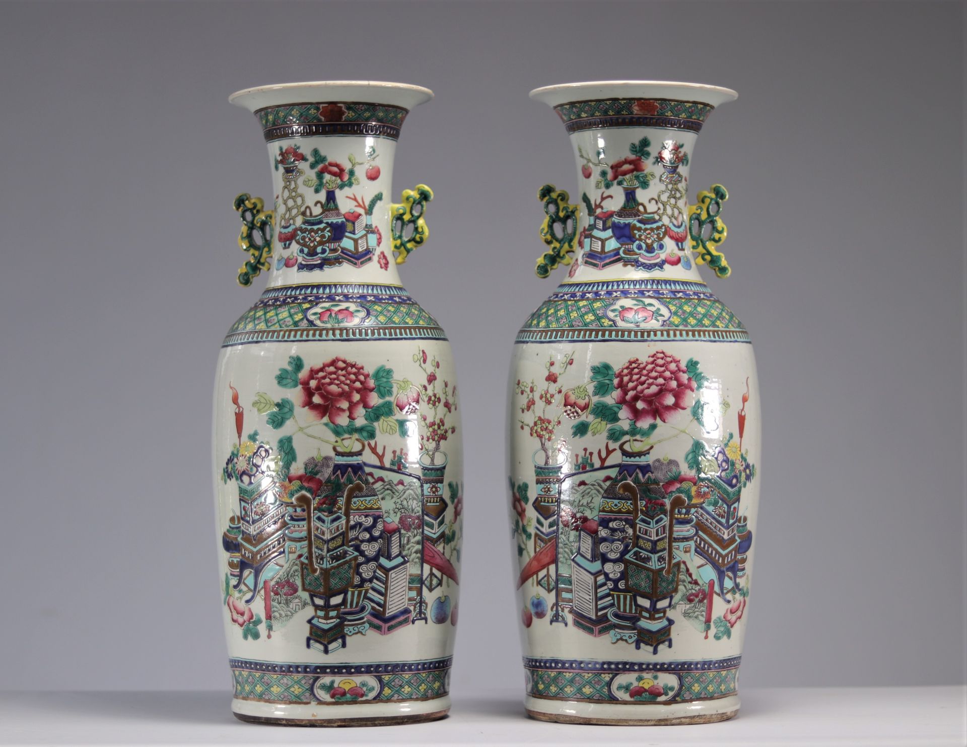 Pair of famille rose vases decorated with peacocks and furniture - Bild 2 aus 3