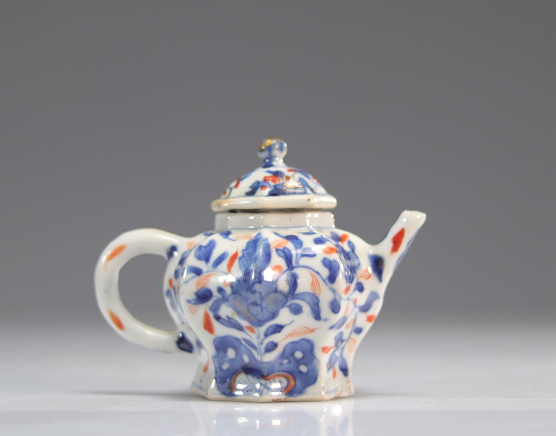 Kangxi period teapot - imari export - China