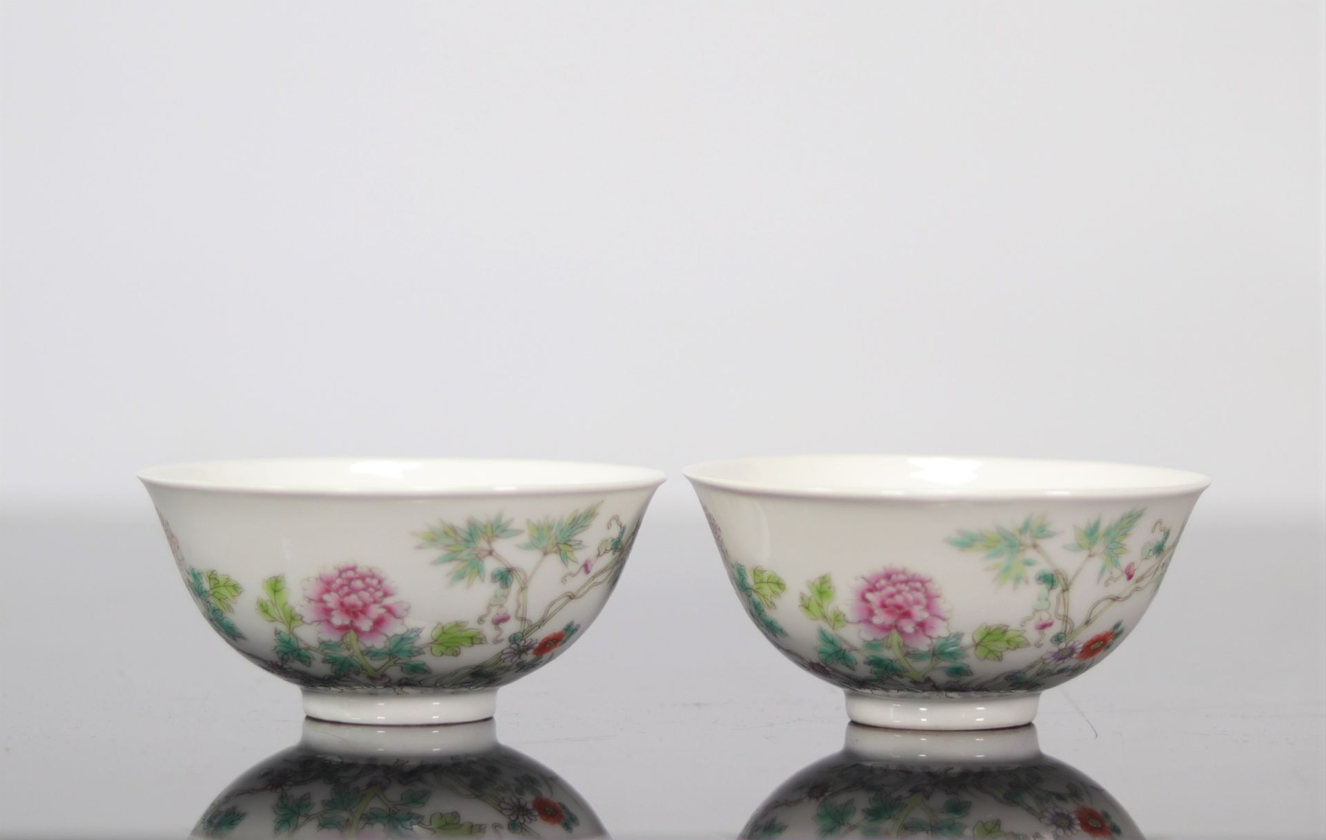 Pair of famille rose bowls decorated with flowers - Bild 5 aus 8