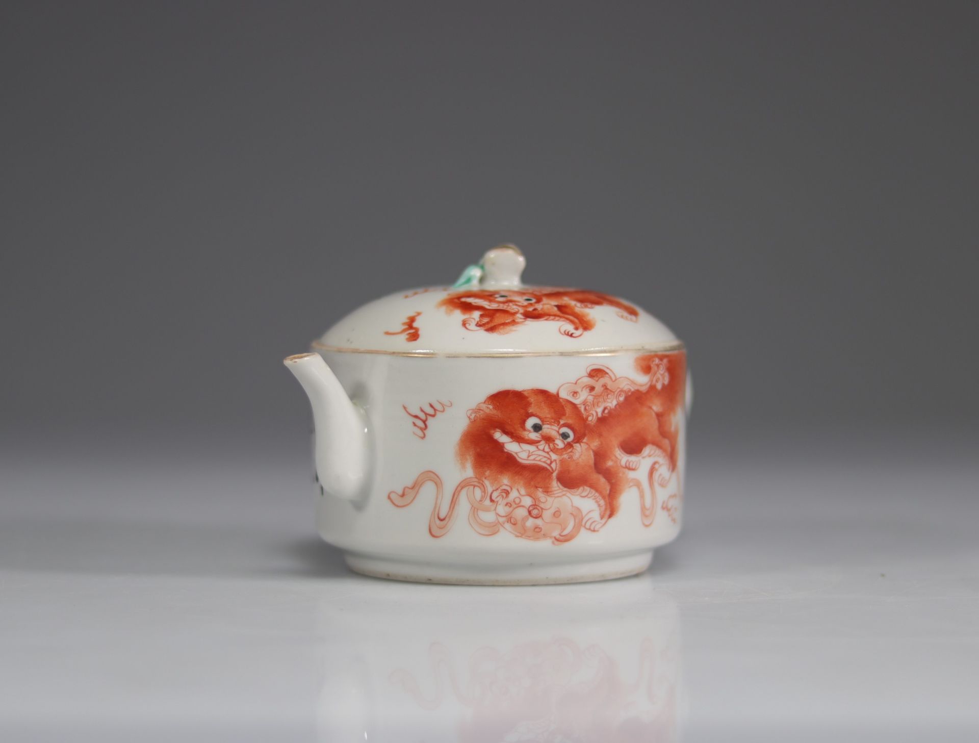 Chinese porcelain teapot decorated with "iron red" dogs - Image 3 of 5