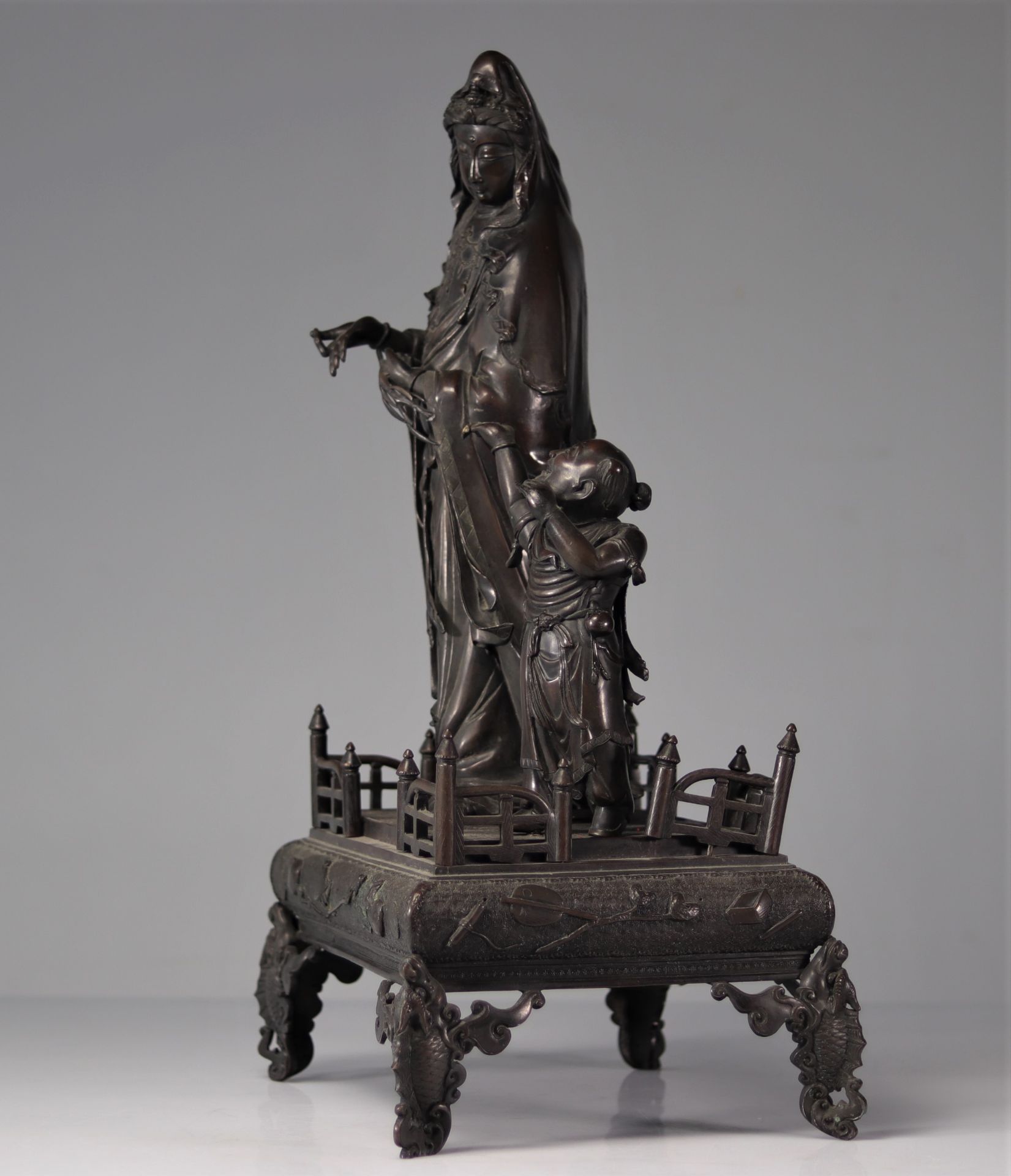 Imposing bronze Guanyin and child Asia 19th century - Image 4 of 6