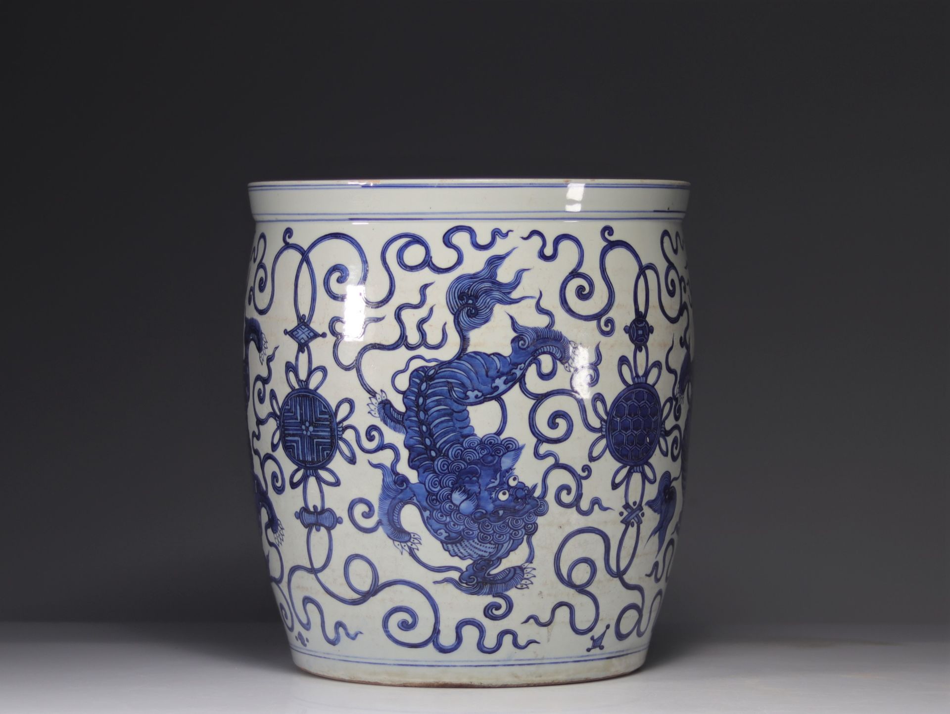 Imposing blue white vase decorated with dragons - Image 9 of 11