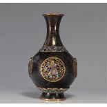 Cloisonne bronze vase decorated with Qing period figures