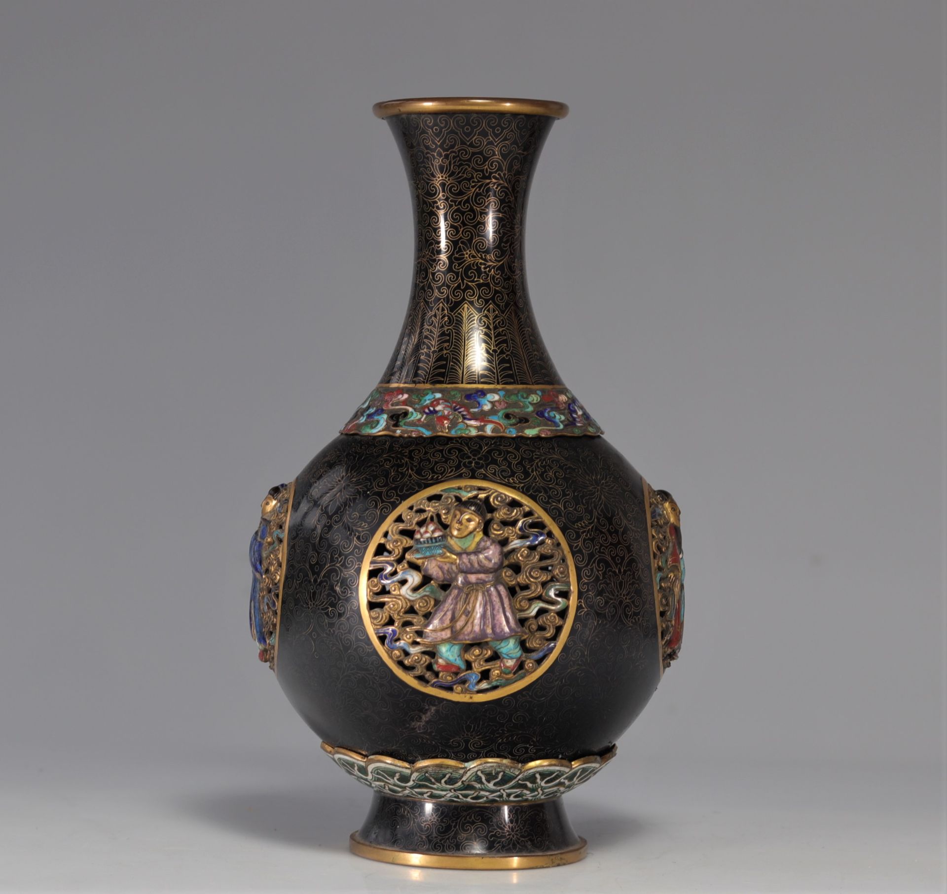 Cloisonne bronze vase decorated with Qing period figures
