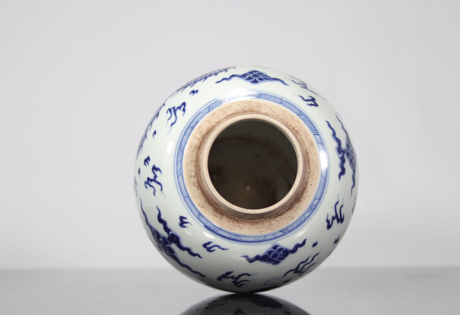 Blue white porcelain vase decorated with dragons mark in the circle - Bild 7 aus 7