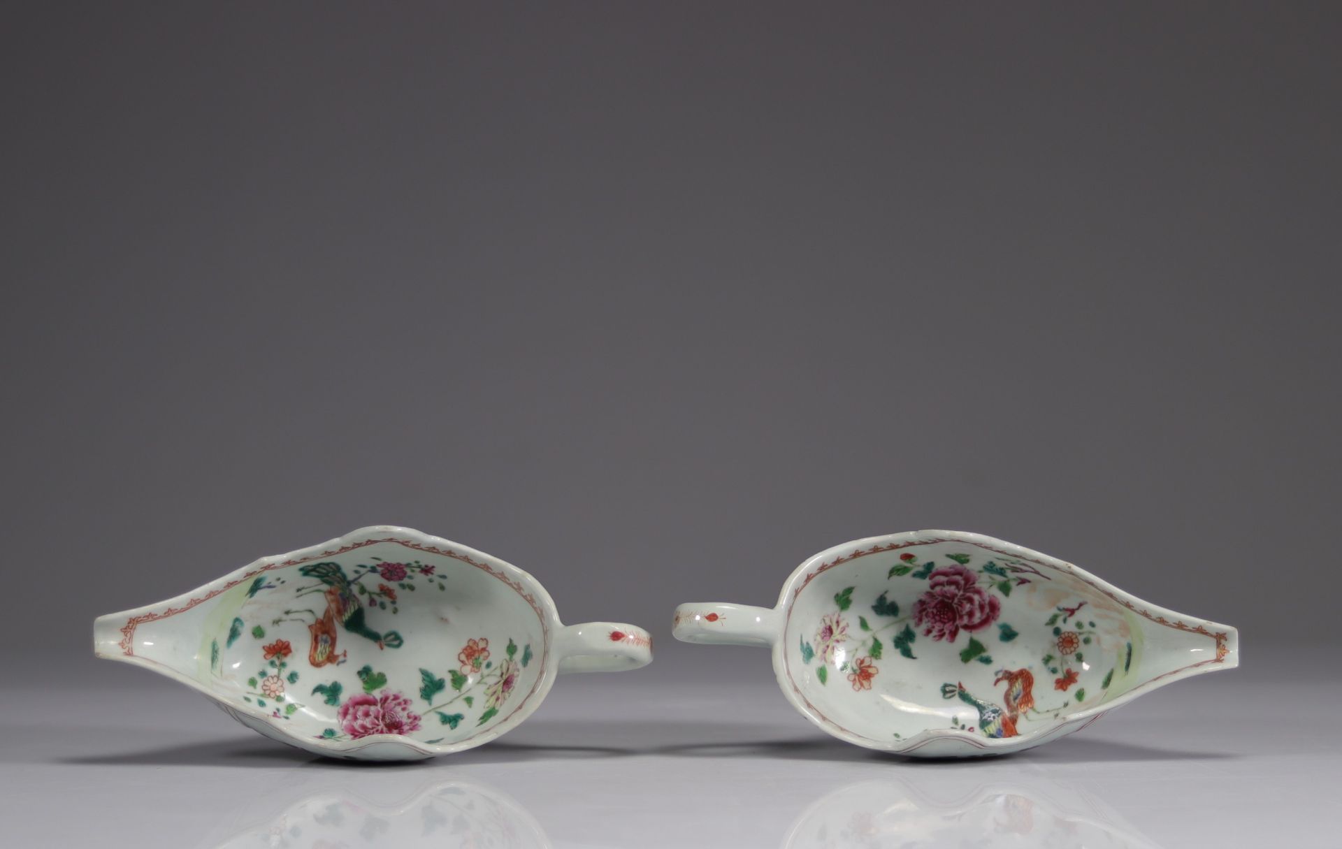 Pair of 18th century famille rose porcelain sauceboats - Bild 3 aus 5