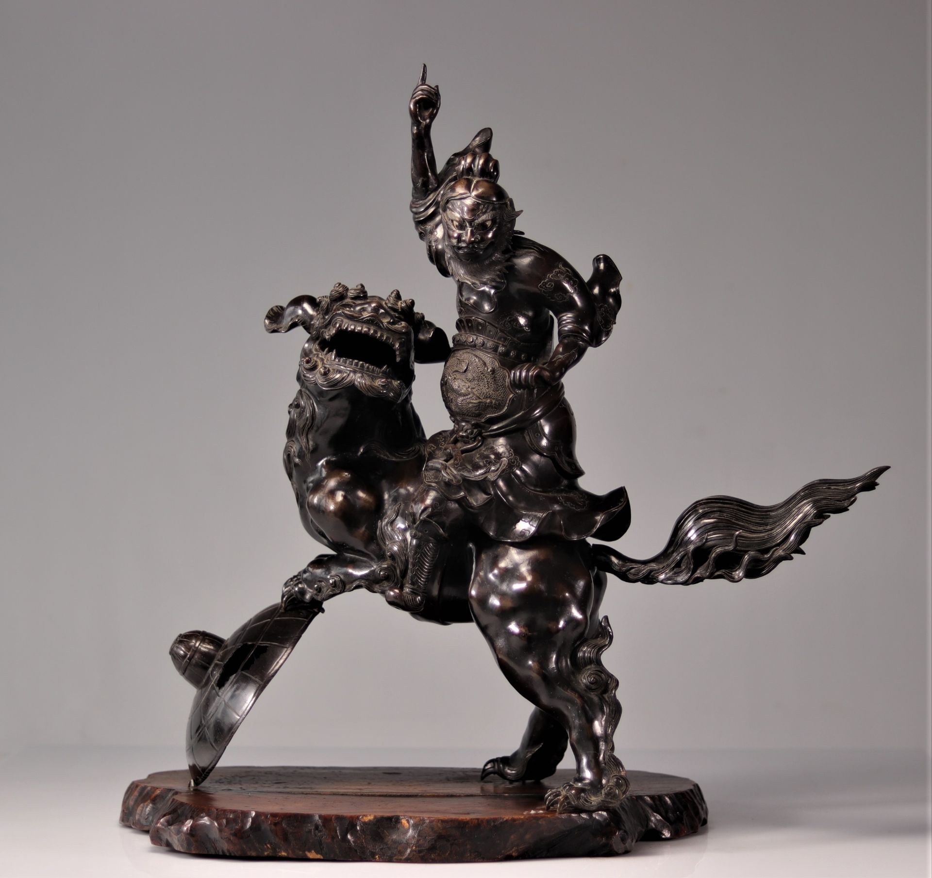 Imposing bronze warrior riding a Fo dog 19th century - Image 3 of 6