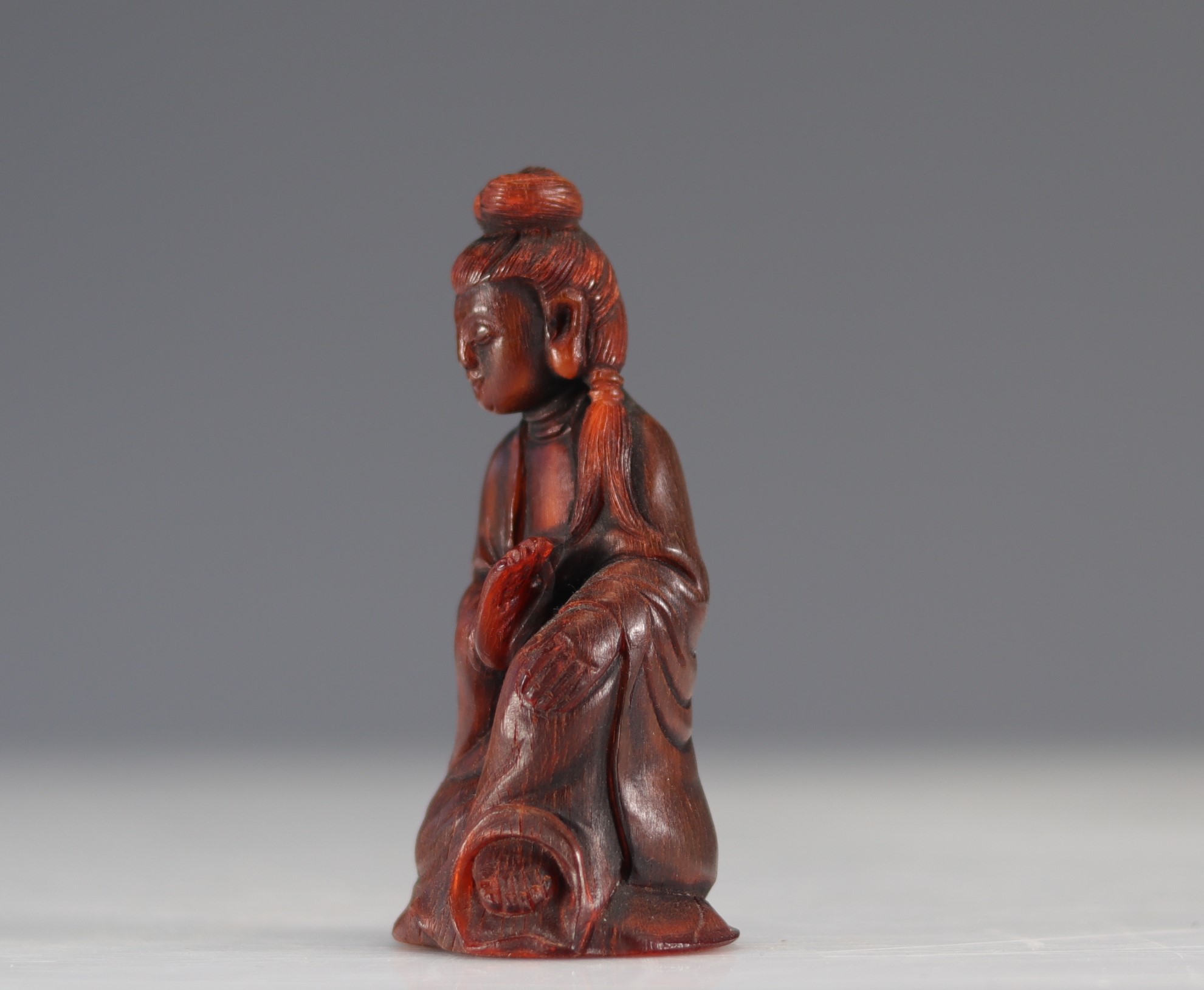 18th century Guanyin in carved blond horn - Image 3 of 5