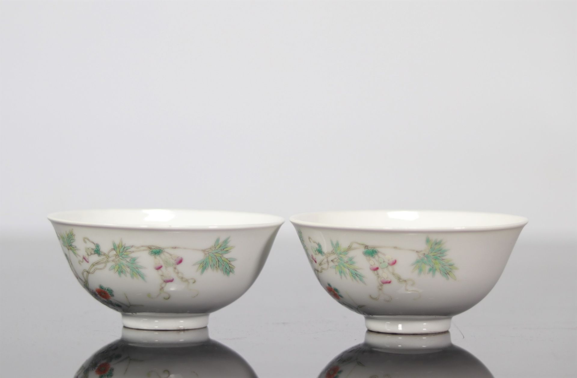 Pair of famille rose bowls decorated with flowers - Bild 4 aus 8