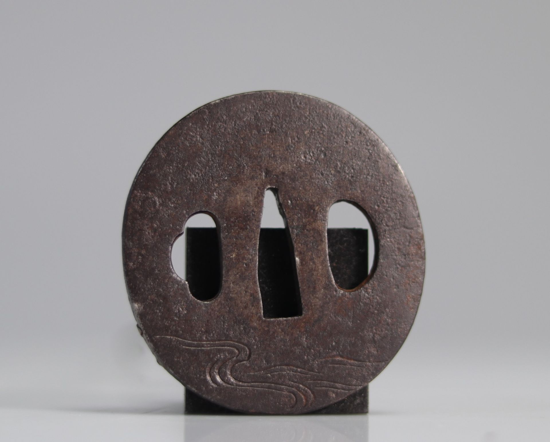 Japan Edo period (1603 - 1868). Steel tsuba in nagamarugata shape and embossed inlay of gilded and u - Image 2 of 2