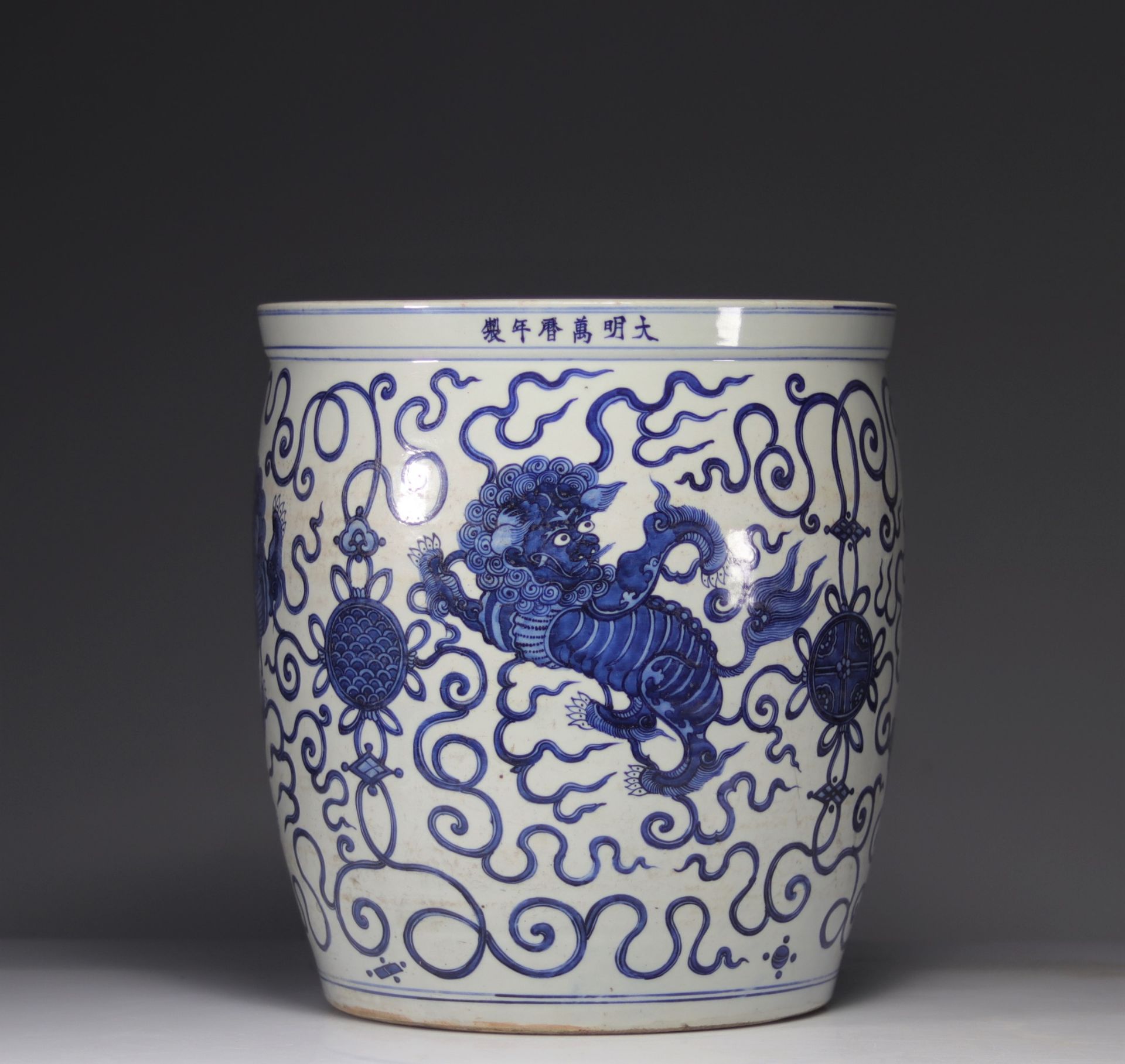 Imposing blue white vase decorated with dragons - Image 3 of 11
