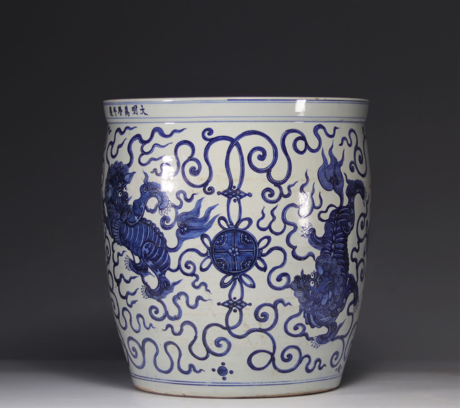 Imposing blue white vase decorated with dragons - Image 2 of 11