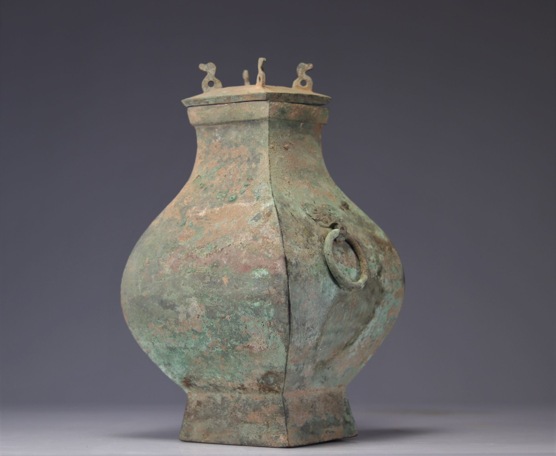 HAN DYNASTY (206 BC-220 AD) Bronze fanghu covered vase with excavation patina - Bild 2 aus 4