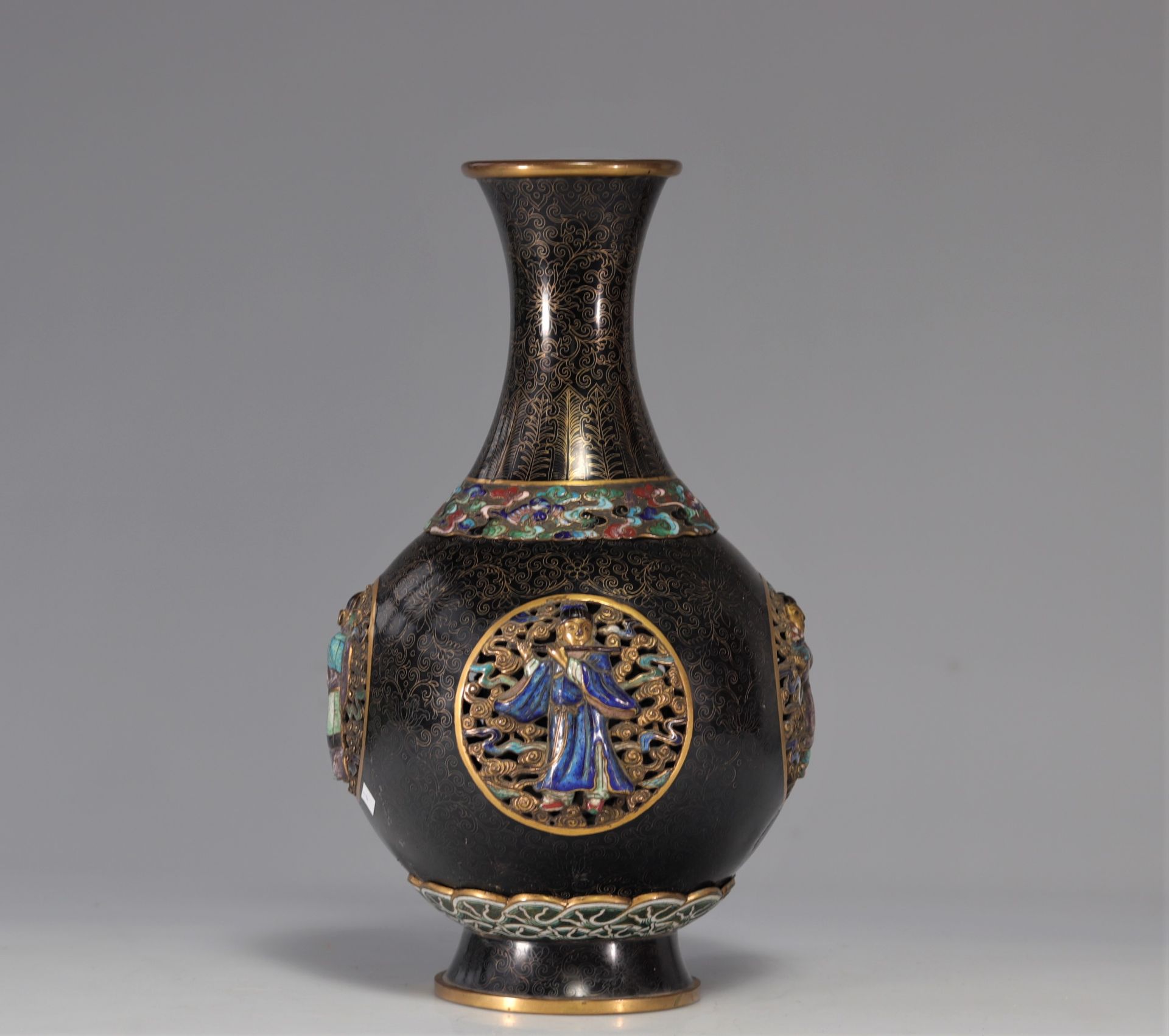 Cloisonne bronze vase decorated with Qing period figures - Image 2 of 9