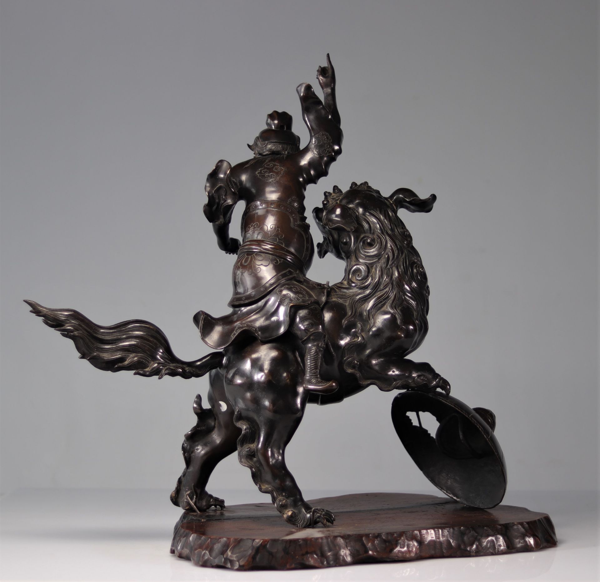 Imposing bronze warrior riding a Fo dog 19th century - Image 2 of 6