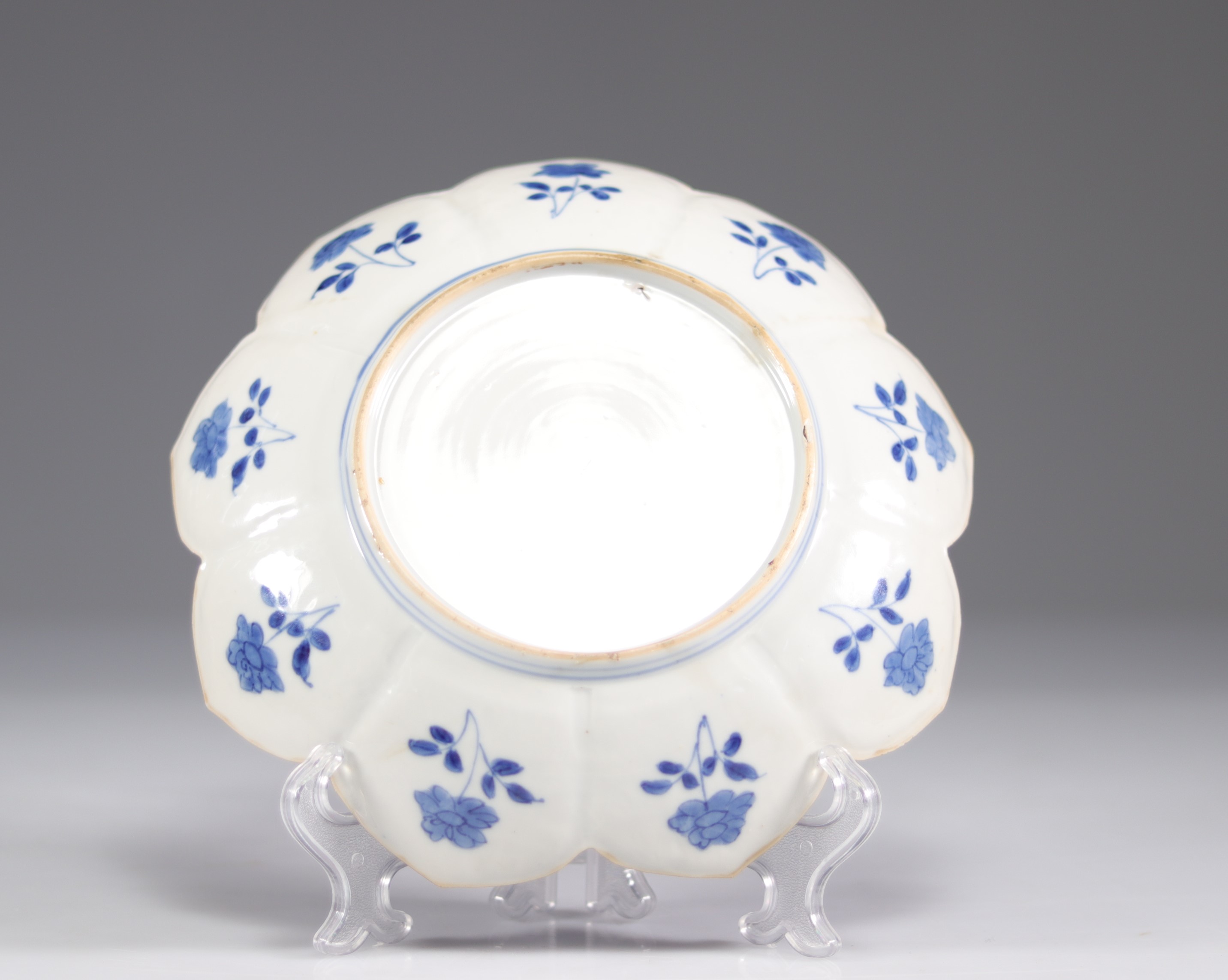 Blue white Chinese porcelain plate in the shape of a lotus - Image 3 of 3