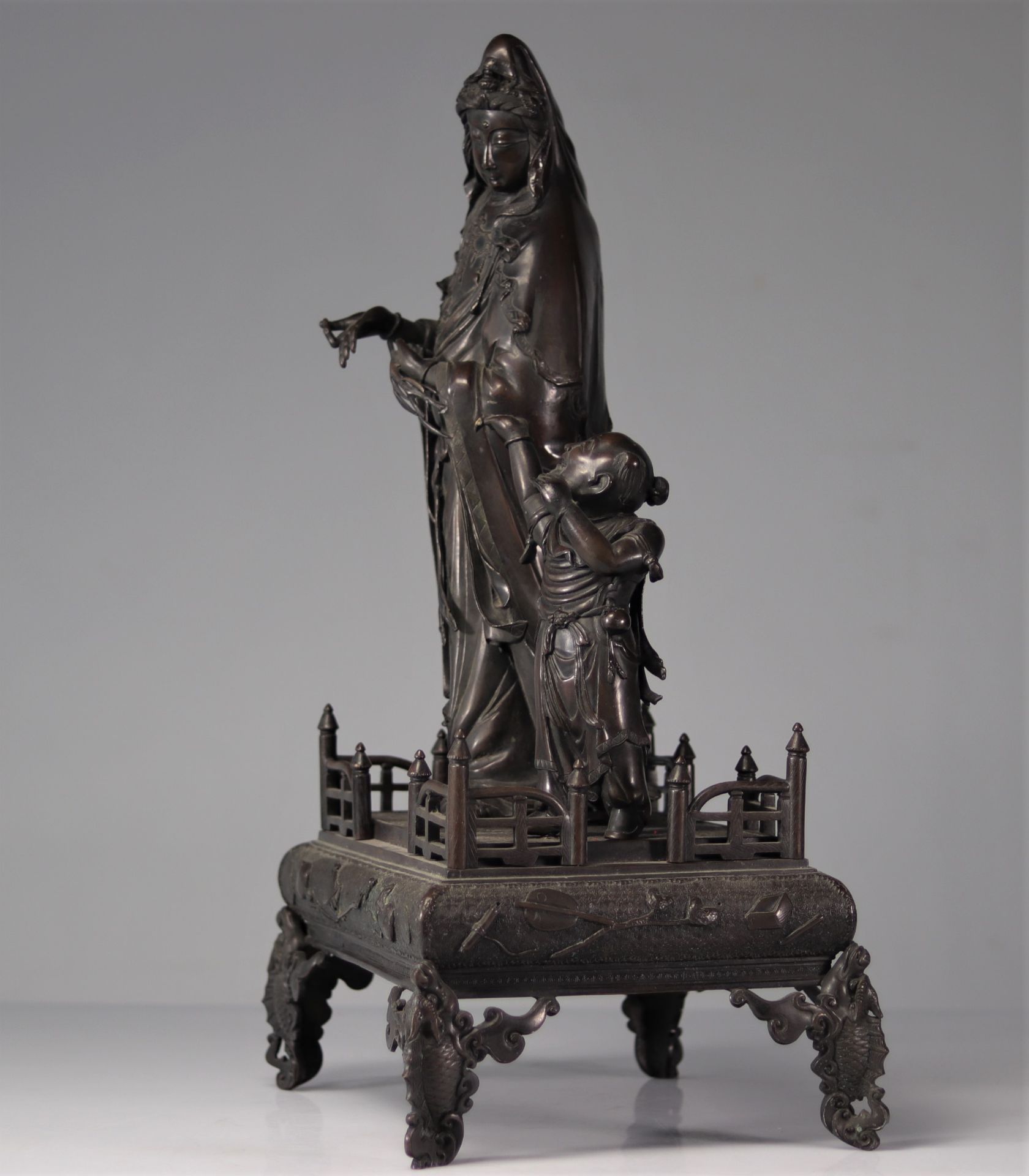 Imposing bronze Guanyin and child Asia 19th century - Image 2 of 6